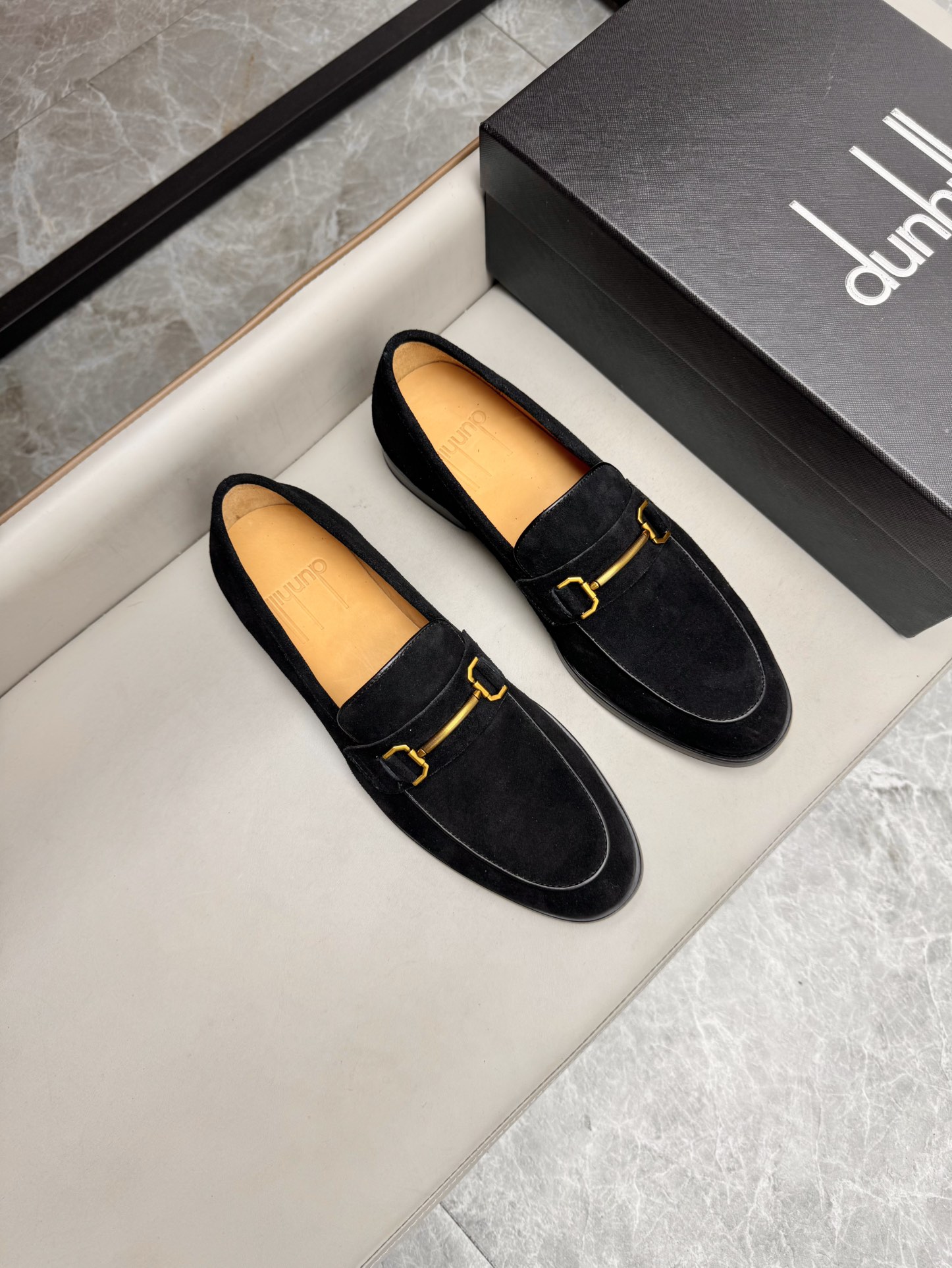 NO:272267,British brand dunhill men's classic business leather shoes, imported original reverse velvet cowhide, cowhide inner, genuine leather sole, cowhide inner makes the shoes fashionable and comfortable to wear on the feet. Size 39-44 (38, 45, 46 customized) batch, cowhide, Leather soles19860909英国品牌dunhill 登喜路男士经典商务皮鞋,进口原版反绒牛皮,牛皮内里,真皮大底,牛皮内里让鞋子穿在脚上时尚又舒适.码数39-44（38、45、46定做）批,,cowhide,Leather soles,Men's shoes