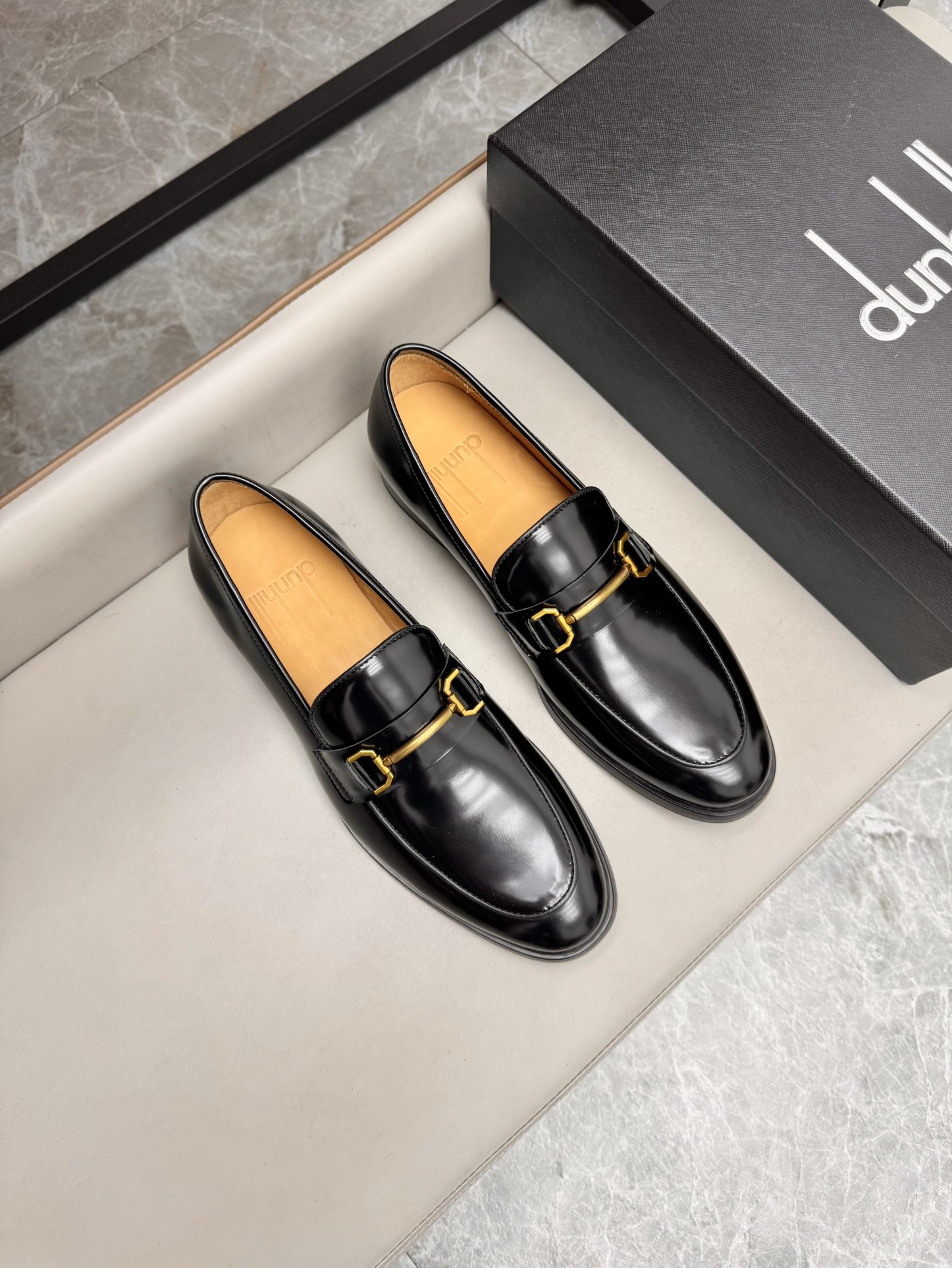 NO:272269,British brand dunhill men's classic business leather shoes, imported original beaded cowhide, cowhide inner lining, genuine leather sole, cowhide inner lining makes the shoes fashionable and comfortable to wear on the feet. Size 39-44 (38, 45, 46 customized) batch, cowhide, Leather soles19860909英国品牌dunhill 登喜路男士经典商务皮鞋,进口原版开边珠牛皮,牛皮内里,真皮大底,牛皮内里让鞋子穿在脚上时尚又舒适.码数39-44（38、45、46定做）批,,cowhide,Leather soles,Men's shoes