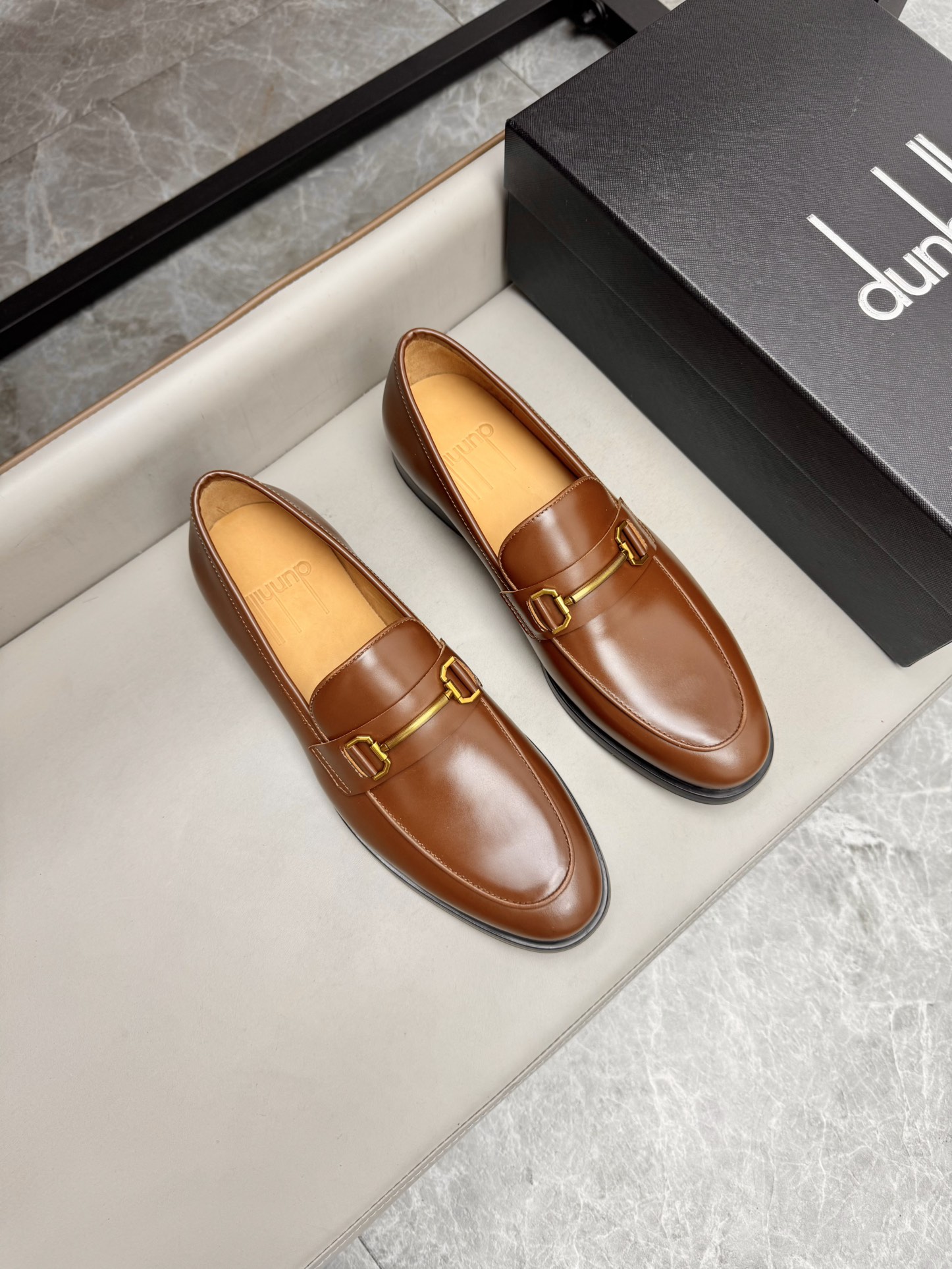 NO:272271,British brand dunhill men's classic business leather shoes, imported original cowhide, cowhide inner, genuine leather sole, cowhide inner makes the shoes fashionable and comfortable to wear on the feet. Size 39-44 (38, 45, 46 customized) batch, cowhide, Leather soles19860909英国品牌dunhill 登喜路男士经典商务皮鞋,进口原版牛皮,牛皮内里,真皮大底,牛皮内里让鞋子穿在脚上时尚又舒适.码数39-44（38、45、46定做）批,,cowhide,Leather soles,Men's shoes