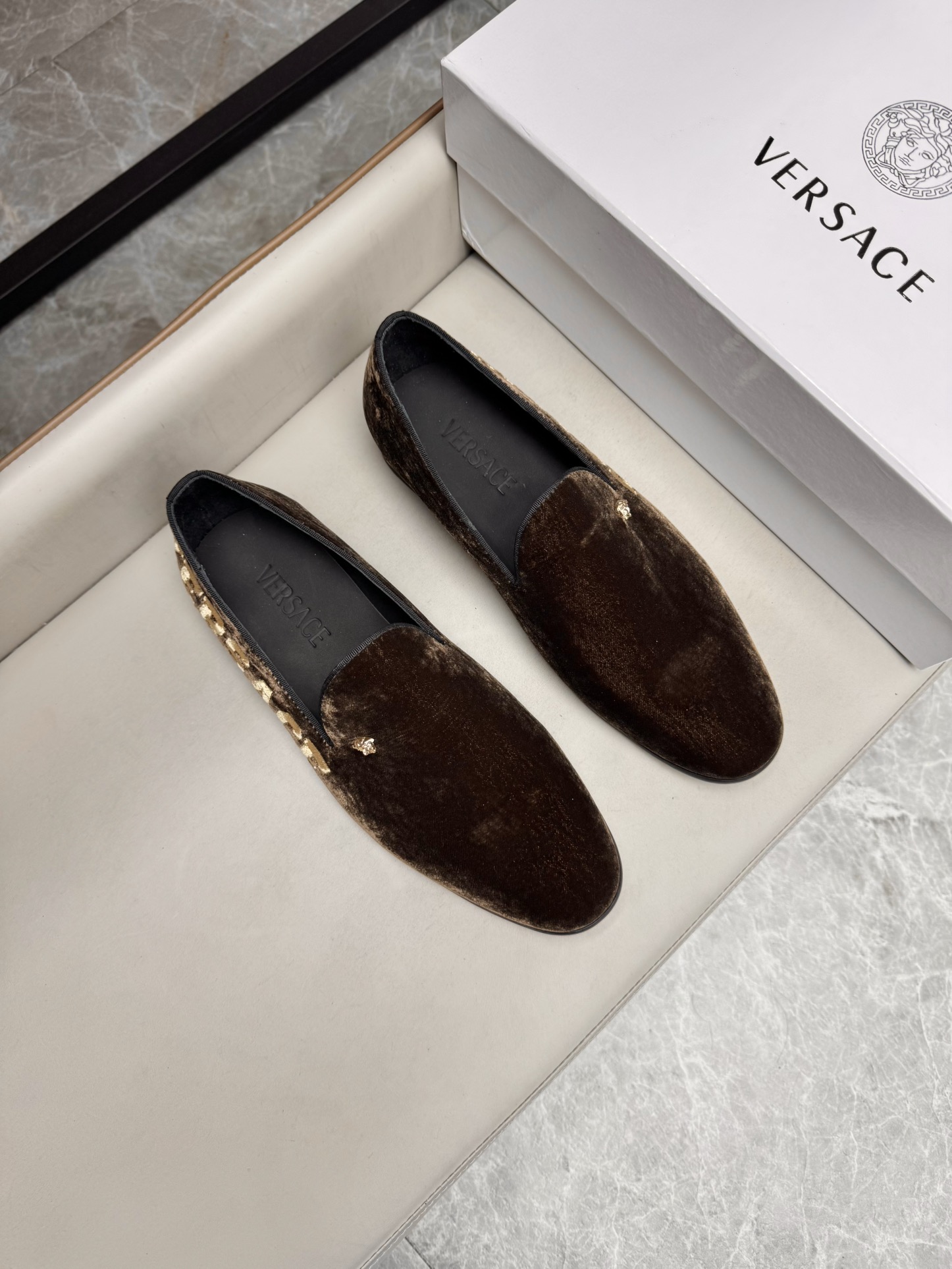 NO:347670,Versace men's casual business shoes, made of soft reverse velvet cowhide, cowhide inner, open mold genuine leather sole. Size number 39-44 (38, 45, 46 customized) 1D02650, versace, versace, cowhide, Leather soles19860909Versace(范思哲)男士休闲商务鞋,采用柔软的反绒牛皮制作,牛皮内里,开模真皮大底.码数39-44（38,45,46定做）1D02650,,versace,versace,cowhide,Leather soles,Men's shoes