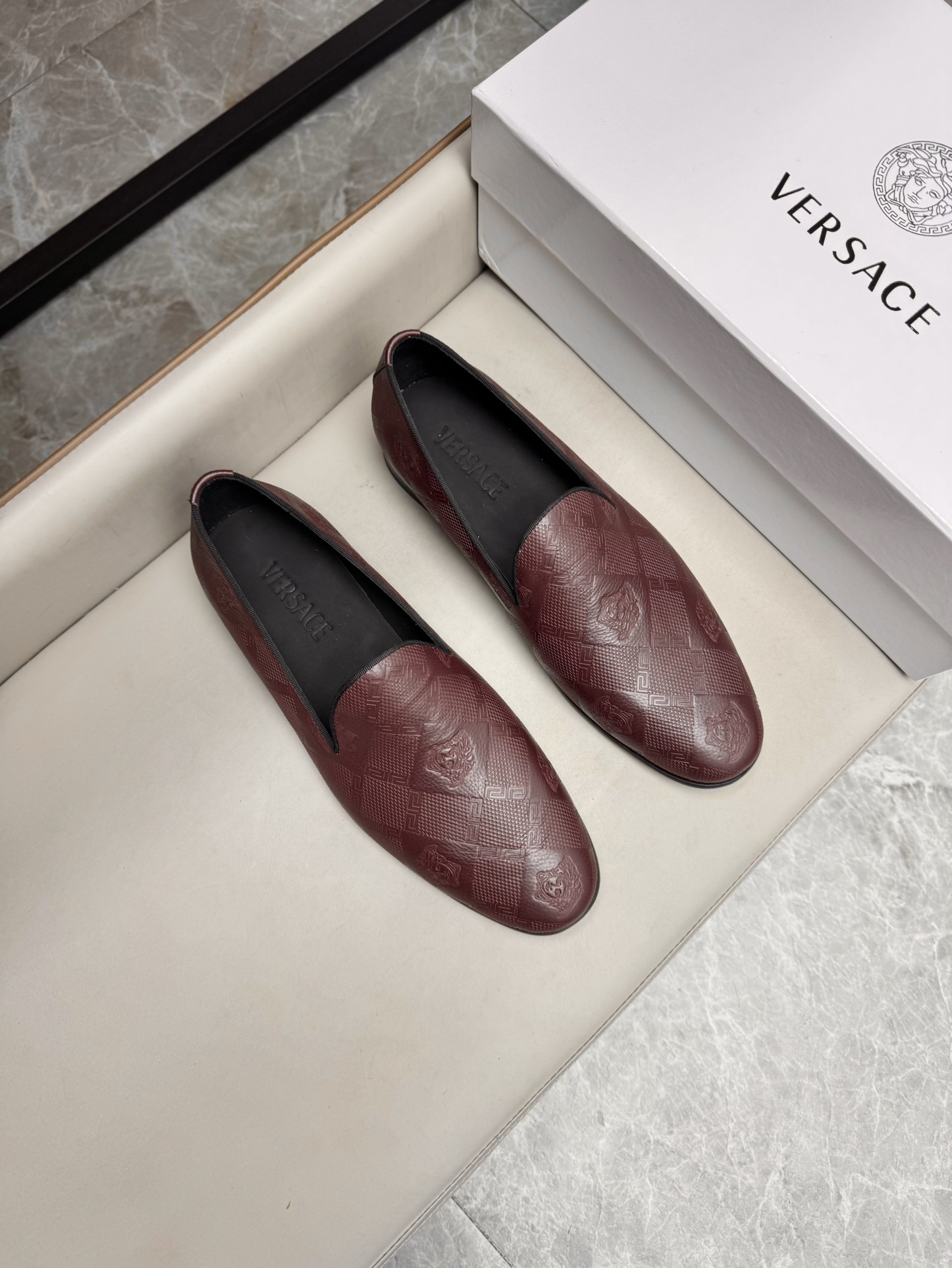 NO:347689,Versace men's casual business shoes, made of soft cowhide, cowhide inner, original molded leather outsole. Size number 39-44 (38, 45, 46 customized) 1D02650, versace, versace, cowhide, Leather soles19860909Versace(范思哲)男士休闲商务鞋,采用柔软的牛皮制作,牛皮内里,原版开模真皮大底.码数39-44（38,45,46定做）1D02650,,versace,versace,cowhide,Leather soles,Men's shoes