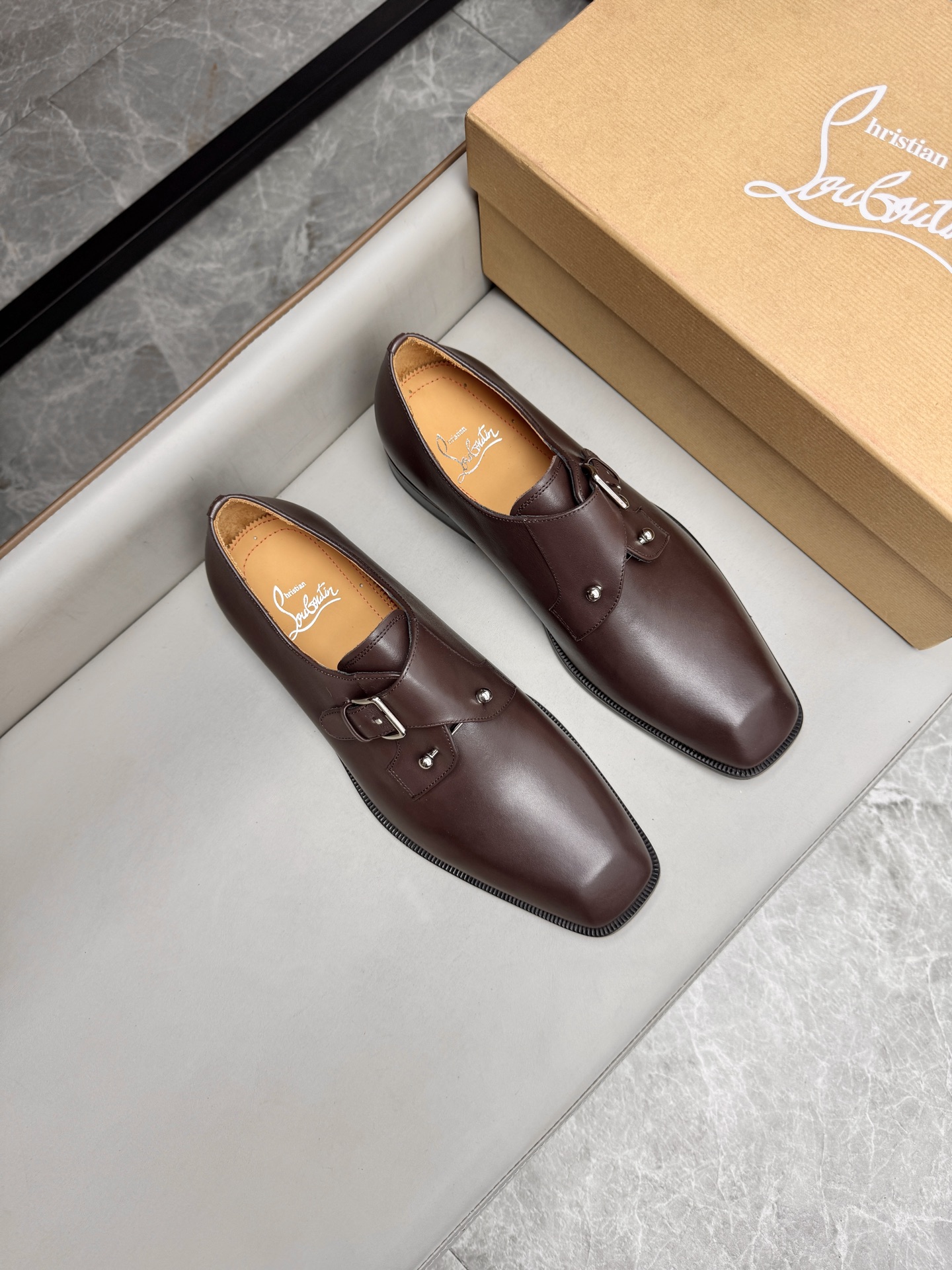 NO:275209,Christia* Loubouti* High-end men's business formal leather shoes | Classic red sole shoes | Original imported top layer cowhide | Iconic rivet decoration | Water-dyed cowhide inner lining | Italian imported red cowhide | High-end luxury | Perfect interpretation of fashion, sunshine and stylish, suitable for all occasions Number of 39-44 (38.45.46 customized),, christian louboutin, christian louboutin, cowhide19860909批Christia* Loubouti* 高端男士商务正装皮鞋｜经典红底鞋｜原版进口头层牛皮｜标志性铆钉装饰｜水染牛皮内里｜意大利进口红色牛皮大底｜高端奢华｜完美诠释了时尚、阳光、有型,适合各种场合 码数39-44（38.45.46定做）,,christian louboutin,christian louboutin,cowhide,Men's shoes