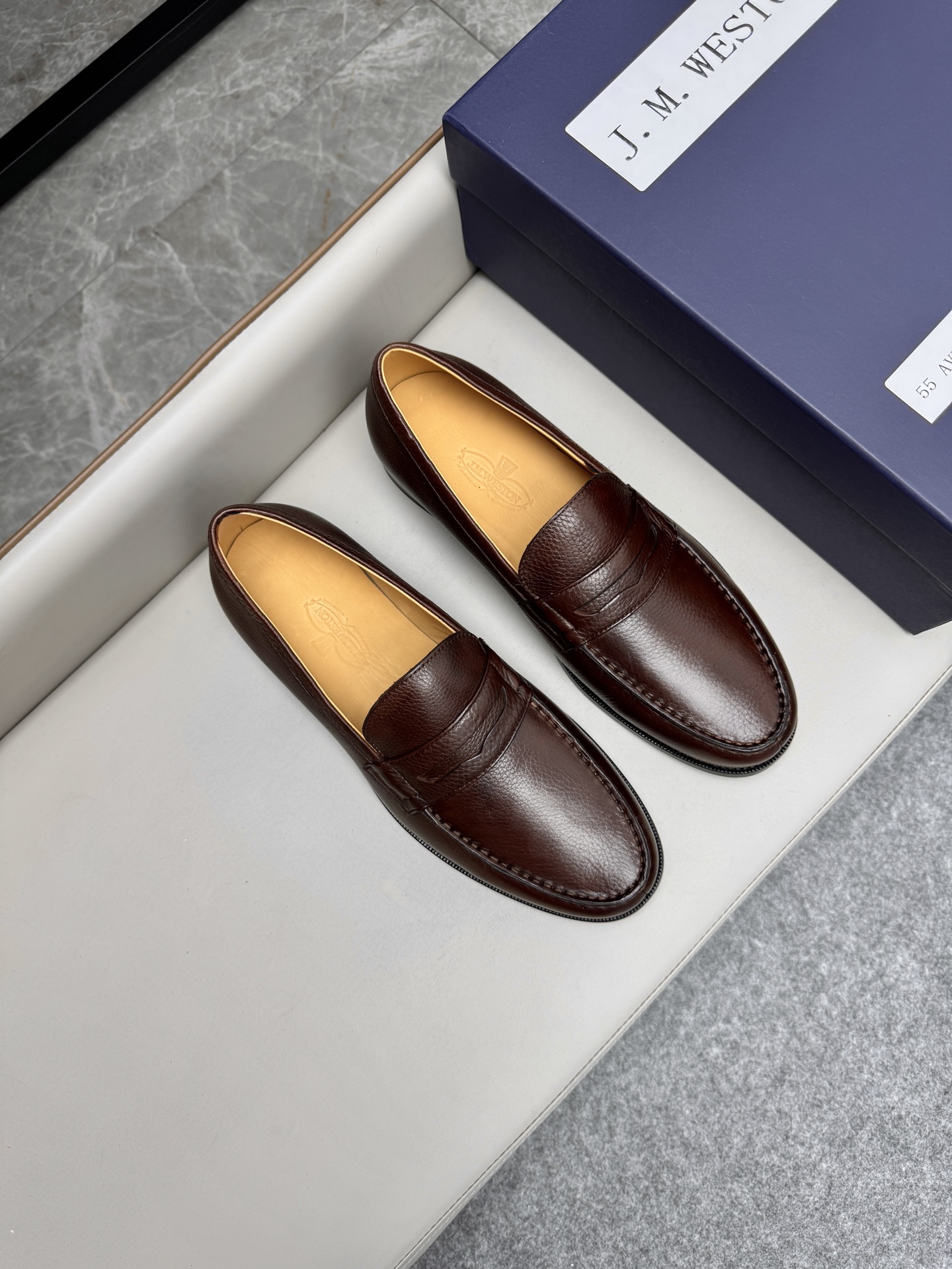 NO:345400,JMWESTON Derby Business Men's Shoes | Fabrics are made of imported lychee pattern cowhide | High-end and delicate | velvet-like soft leather highlights the design of the shoe | Light and inspirational production structure brings a comfortable foot experience | Breathable cowhide inner | Details of the same color stitching | Simple shoe shape on and off and take off ｜Italian imported cowhide sole Size39-44 (38.45.46.47. Custom made),, cowhide19860909批JM威士顿JMWESTON德比商务男鞋｜面料采用进口荔枝纹牛皮｜高档细腻｜如天鹅绒一般柔软的皮革突出鞋子的设计｜轻盈而灵感的制作结构则带来舒适之至的足下体验｜透气牛皮内里｜同色系缝线细节｜简约鞋型穿脱十分跟脚｜意大利进口牛皮大底 Size39-44（38.45.46.47.定做）,,cowhide,Men's shoes