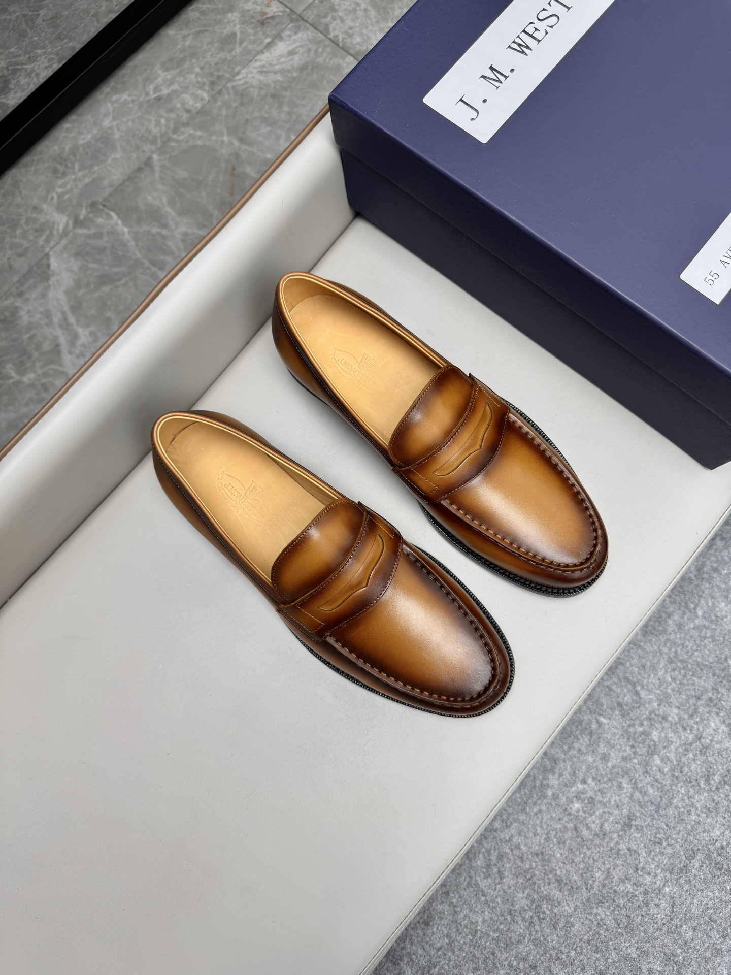 NO:345424,JMWESTON Derby Business Men's Shoes | Fabrics are made of imported leather embryos to change color cowhide | High-end and delicate | velvet-like soft leather highlights the design of the shoe | Light and inspirational production structure brings a comfortable foot experience | Breathable cowhide inner | Details of the same color stitching | Simple shoe shape on and off and take off ｜Italian imported cowhide sole Size39-44 (38.45.46.47. Custom made),, cowhide19860909批JM威士顿JMWESTON德比商务男鞋｜面料采用进口皮胚改色牛皮｜高档细腻｜如天鹅绒一般柔软的皮革突出鞋子的设计｜轻盈而灵感的制作结构则带来舒适之至的足下体验｜透气牛皮内里｜同色系缝线细节｜简约鞋型穿脱十分跟脚｜意大利进口牛皮大底 Size39-44（38.45.46.47.定做）,,cowhide,Men's shoes