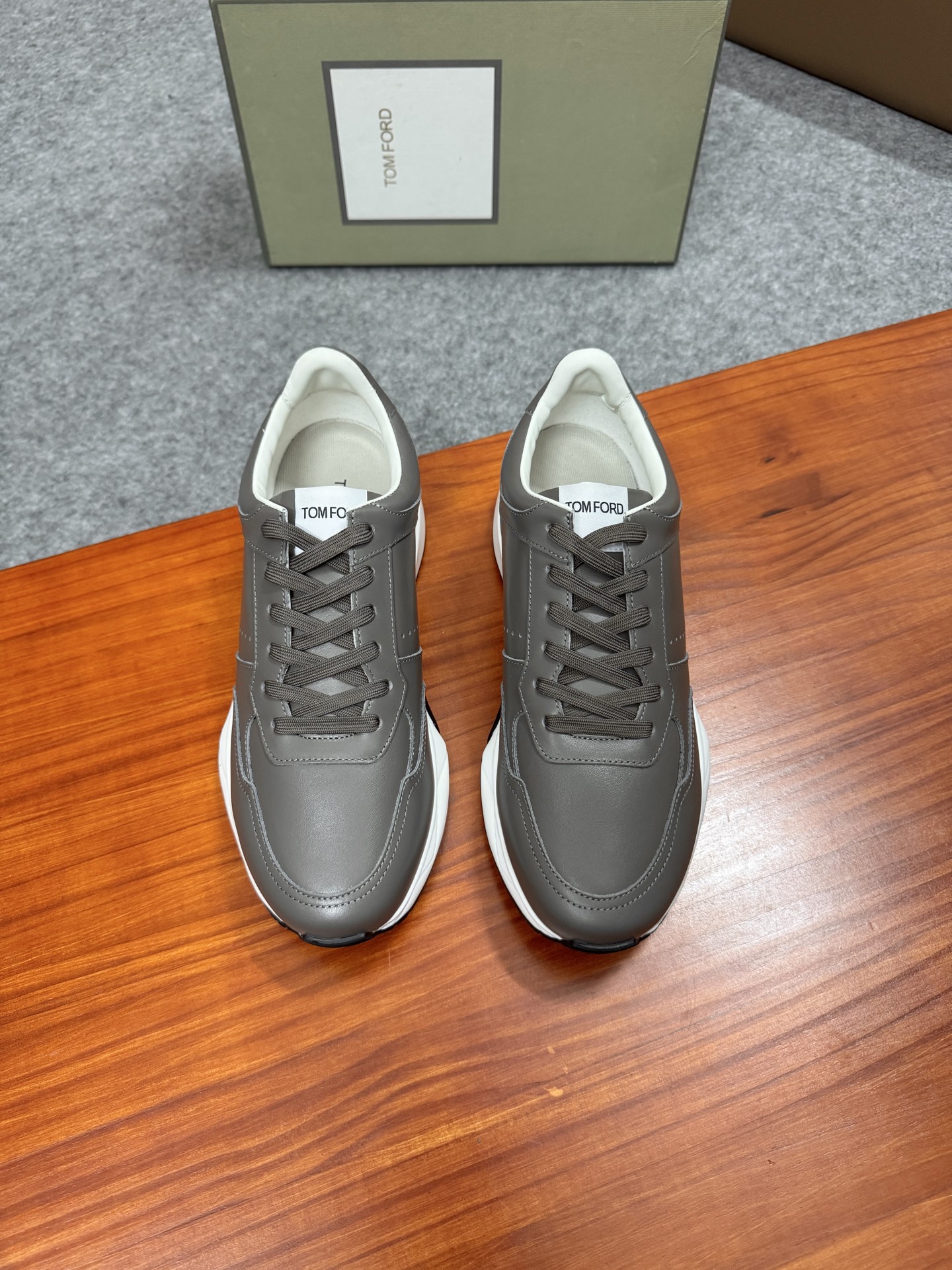 Tom Ford Cambridge Leather Low-Top Sneakers in Gray 2 i1756037616424 804 0 0