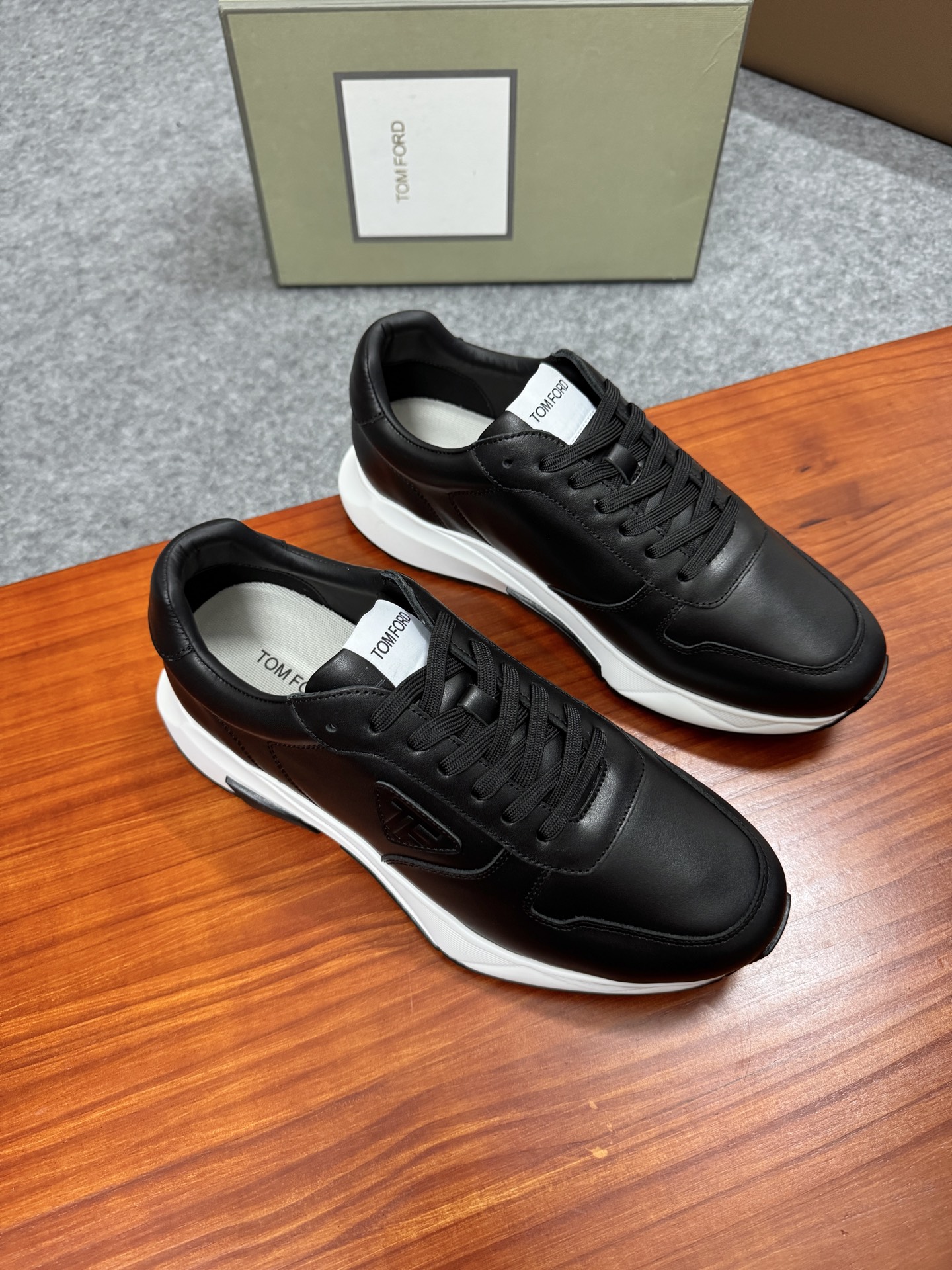 Tom Ford Cambridge Leather Low-Top Sneakers - Timeless Style and Comfort 3 i1756038761272 6138 0 1