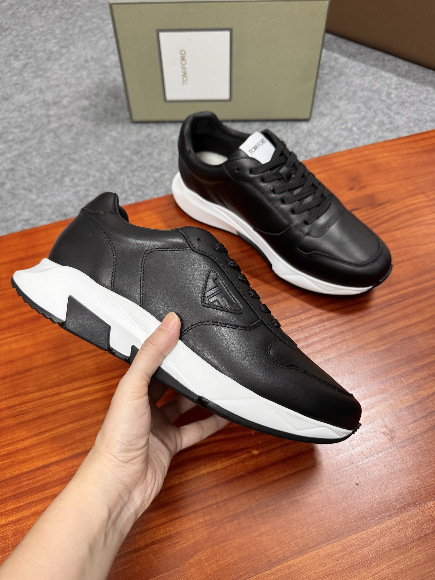 Tom Ford Cambridge Leather Low-Top Sneakers - Timeless Style and Comfort 5 i1756038761573 4592 0 3