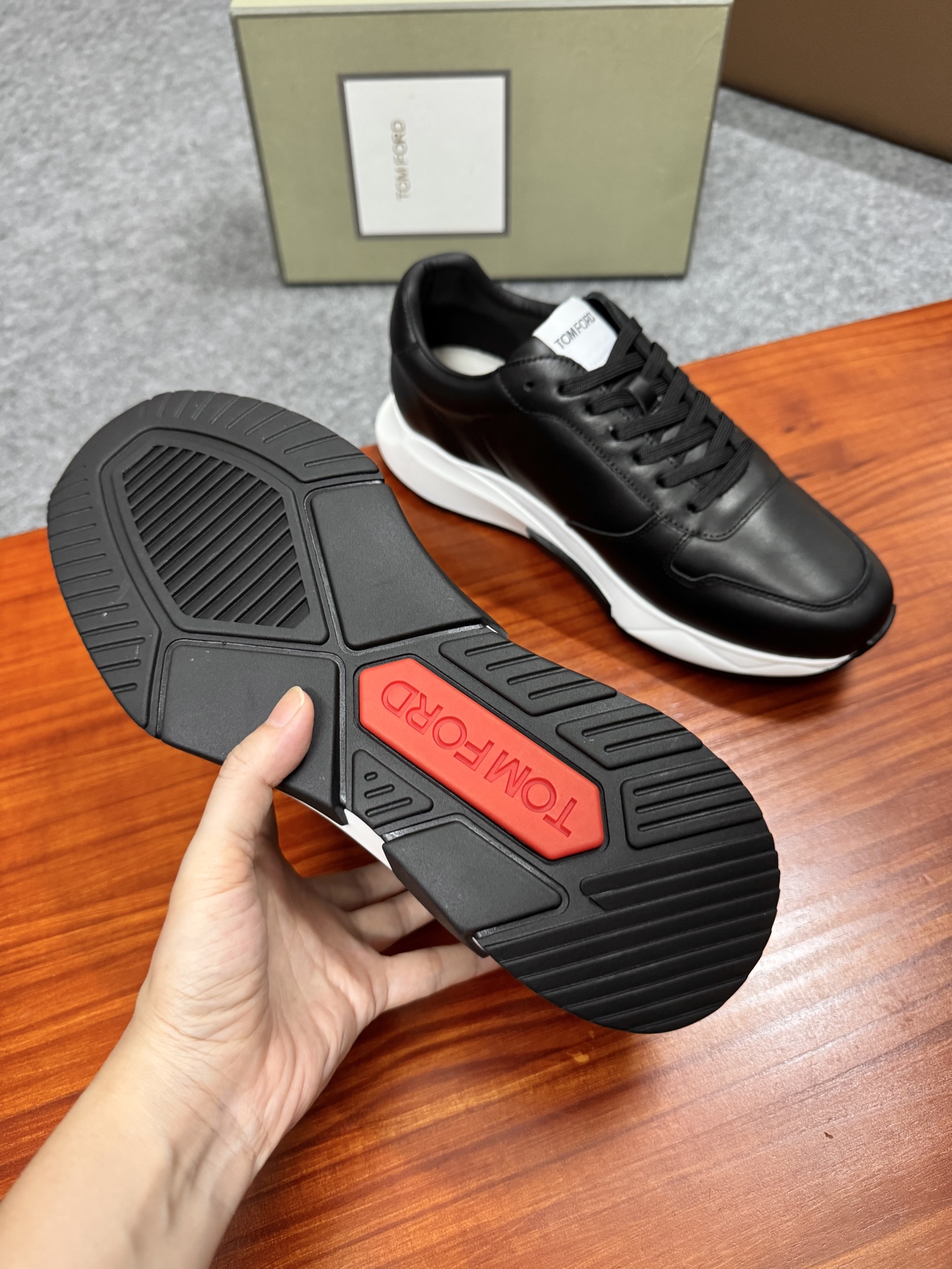 Tom Ford Cambridge Leather Low-Top Sneakers - Timeless Style and Comfort 7 i1756038762033 863 0 5
