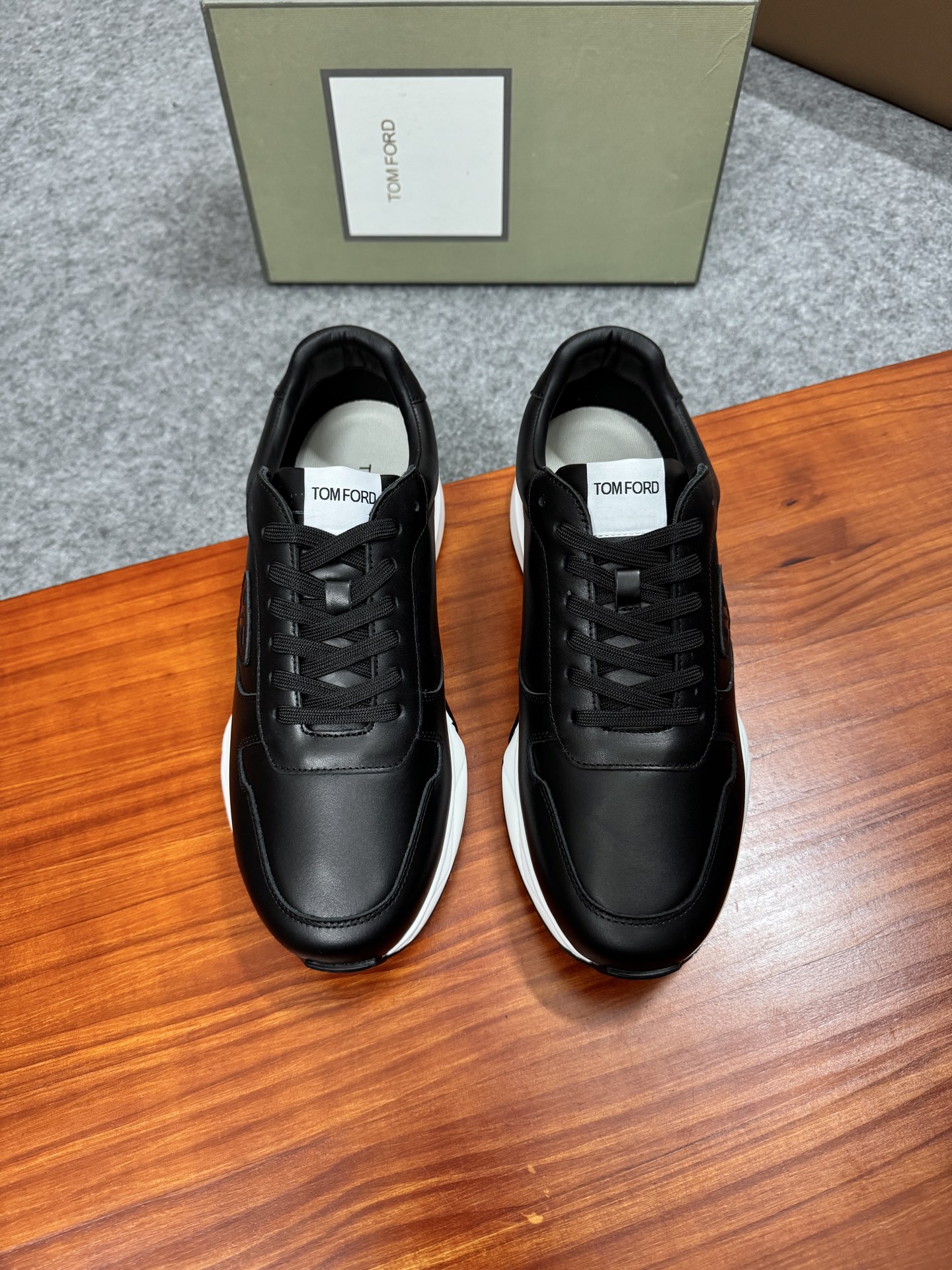 Tom Ford Cambridge Leather Low-Top Sneakers - Timeless Style and Comfort 2 i1756038762183 1484 0 0