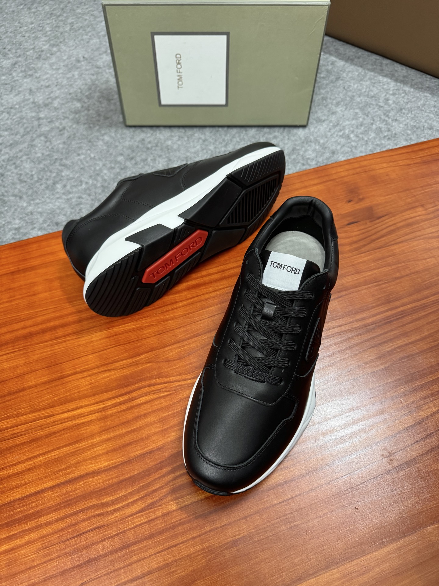 Tom Ford Cambridge Leather Low-Top Sneakers - Timeless Style and Comfort 4 i1756038763428 914 0 2
