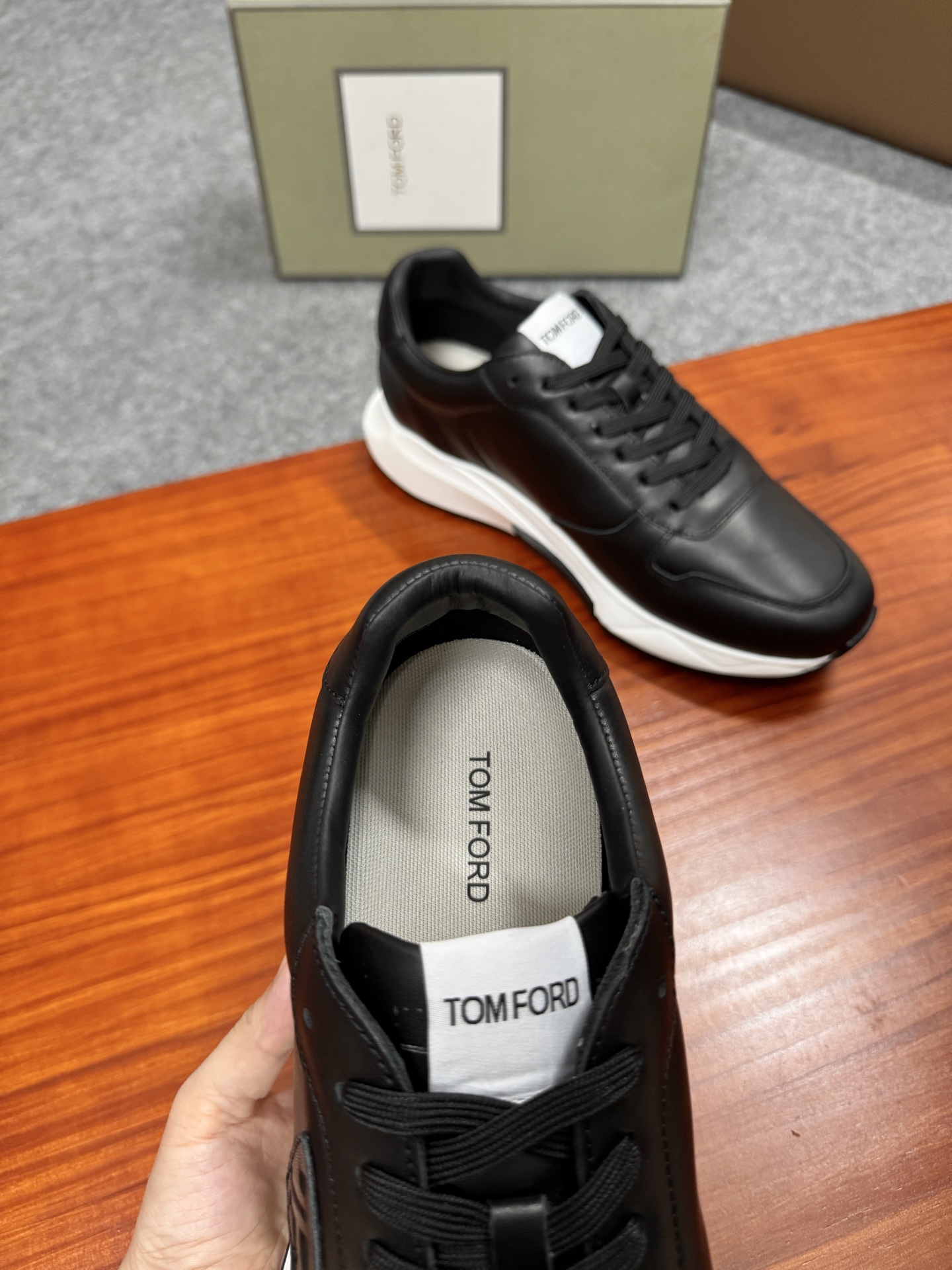Tom Ford Cambridge Leather Low-Top Sneakers - Timeless Style and Comfort 10 i1756038764724 5221 0 8
