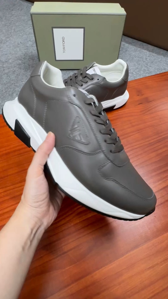 Tom Ford Cambridge Leather Low-Top Sneakers - Lace-Up Style & Comfort