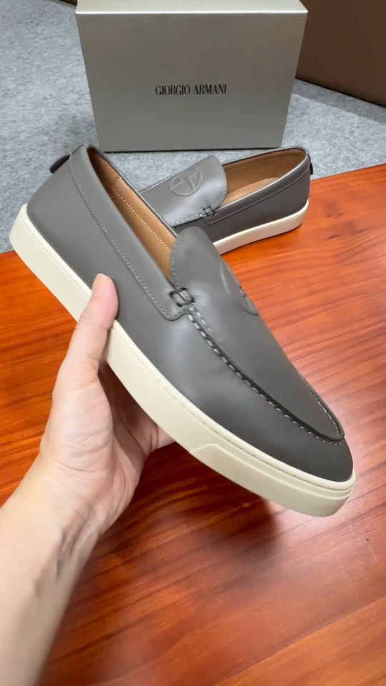 GIORGIO ARMANI Men's Leather Loafers - Classic Style & Modern Comfort