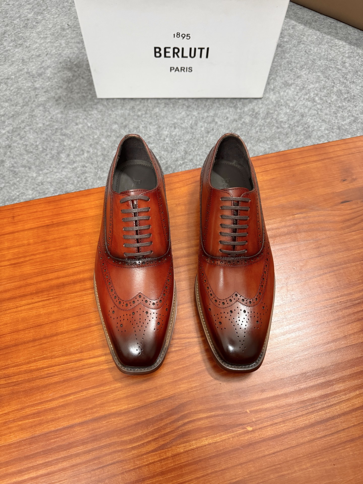 NO:352307,Piyuan Berlut* Bruti New men's hand-painted formal leather shoes are shipped and selected for high-quality imported leather embryos, hand-painted and processed. Upper splicing design details, cowhide Mark thread hand-sewn splicing, Berlut*'s details and spiritual heritage are everywhere. Semi-godine cold sticking craftsmanship, simple and atmospheric. The texture of the leather is vivid and exquisite. Hand-painted color-painted and polished. Featured inner water-dye calfskin. Italian genuine leather outsole heel and rubber bottoms are added to the anti-slip effect. A pair of shoes with a very artistic charm is paired with original private mold badge shoehorn original customized packaging for sale!  Standard leather shoes size 39-44 (38.45.46 customized), cowhide, Leather soles19860909批元Berlut* 布鲁提 新款男士手工擦色正装皮鞋出货甄选优质进口皮胚,手工擦色工艺处理效果 鞋面拼接设计细节,牛皮马克线手缝拼接 处处彰显着 Berlut* 的细节与精神传承 半固特异冷粘工艺 古朴大气 将皮料质感展现得淋漓精致手工改色擦色特色内里水染小牛皮 意大利真皮大底后跟加入橡胶底片防滑效果极好 很有艺术韵味的一双鞋子搭配原版私模徽章鞋拔原版定制包装发售！ 标准皮鞋码数39-44（38.45.46定做）,,cowhide,Leather soles,Men's shoes