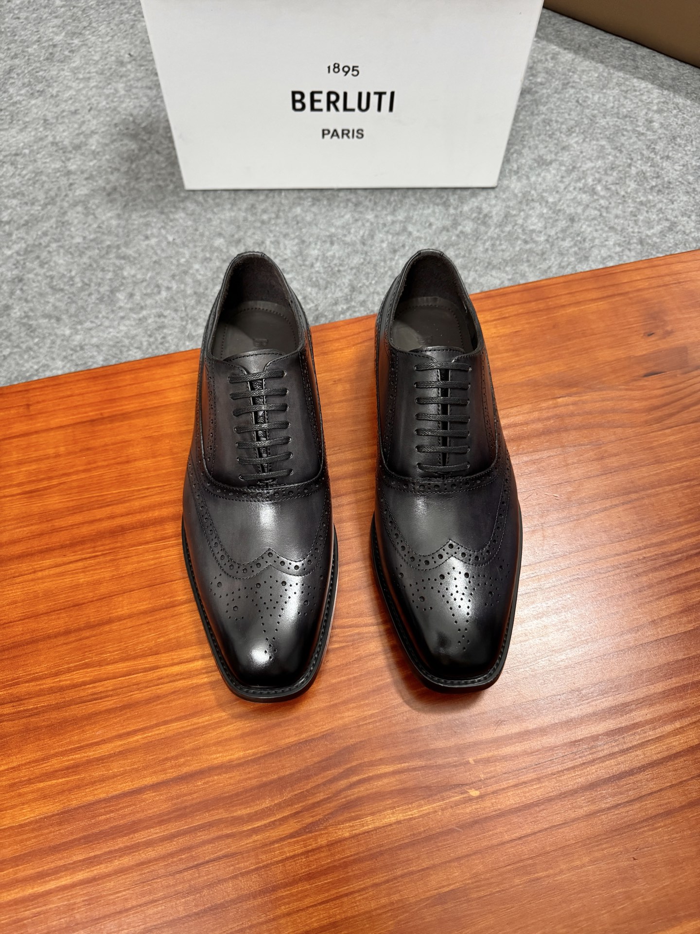 NO:352322,Piyuan Berlut* Bruti New men's hand-painted formal leather shoes are shipped and selected for high-quality imported leather embryos, hand-painted and processed. Upper splicing design details, cowhide Mark thread hand-sewn splicing, Berlut*'s details and spiritual heritage are everywhere. Semi-Goodine cold sticking craftsmanship, simple and atmospheric. The texture of the leather is vivid and exquisite. Hand-painted color-painted and polished. Featured inner water-dye calfskin. Italian genuine leather outsole heel and rubber bottom is added to the anti-slip effect. A pair of shoes with a very artistic charm is available for sale!  Standard leather shoes size 39-44 (38.45.46 customized), cowhide, Leather soles19860909批元Berlut* 布鲁提 新款男士手工擦色正装皮鞋出货甄选优质进口皮胚,手工擦色工艺处理效果 鞋面拼接设计细节,牛皮马克线手缝拼接 处处彰显着 Berlut* 的细节与精神传承 半固特异冷粘工艺 古朴大气 将皮料质感展现得淋漓精致手工改色擦色特色内里水染小牛皮 意大利真皮大底后跟加入橡胶底片防滑效果极好 很有艺术韵味的一双鞋子原版定制包装发售！ 标准皮鞋码数39-44（38.45.46定做）,,cowhide,Leather soles,Men's shoes