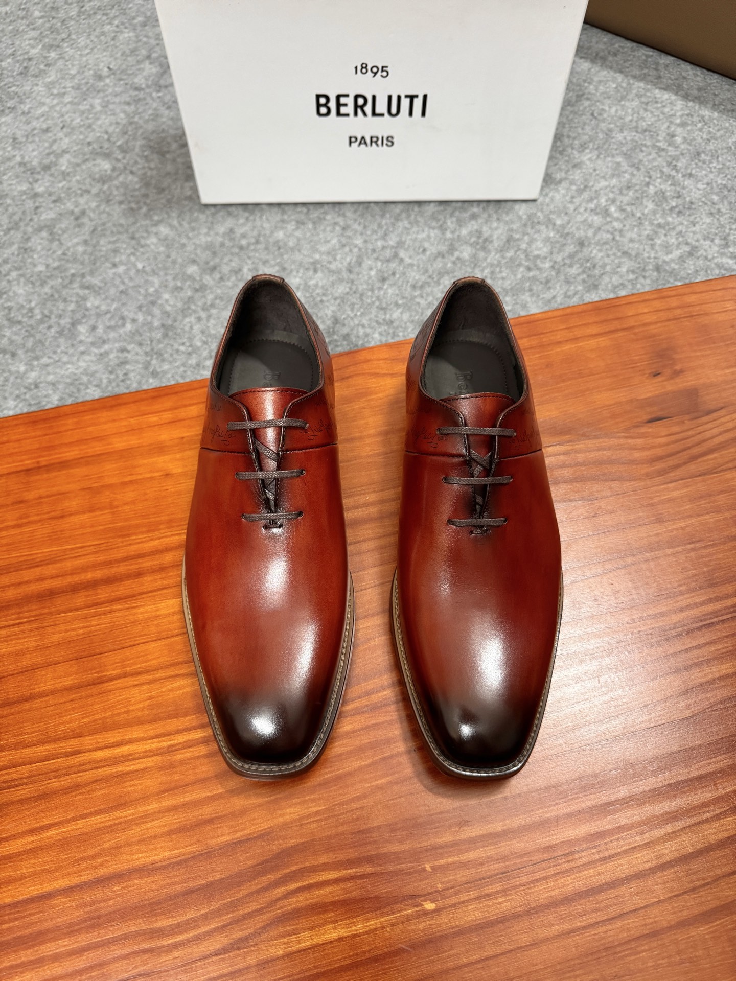 NO:352340,Piyuan Berlut* Bruti New men's hand-painted formal leather shoes are shipped and selected for high-quality imported leather embryos, hand-painted and processed. Upper splicing design details, cowhide Mark thread hand-sewn splicing, Berlut*'s details and spiritual heritage are everywhere. Semi-godine cold sticking craftsmanship, simple and atmospheric. The texture of the leather is vivid and exquisite. Hand-painted color-painted and polished. Featured inner water-dye calfskin. Italian genuine leather outsole heel and rubber bottoms are added to the anti-slip effect. A pair of shoes with a very artistic charm is paired with original private mold badge shoehorn original customized packaging for sale!  Standard leather shoes size 39-44 (38.45.46 customized), cowhide, Leather soles19860909批元Berlut* 布鲁提 新款男士手工擦色正装皮鞋出货甄选优质进口皮胚,手工擦色工艺处理效果 鞋面拼接设计细节,牛皮马克线手缝拼接 处处彰显着 Berlut* 的细节与精神传承 半固特异冷粘工艺 古朴大气 将皮料质感展现得淋漓精致手工改色擦色特色内里水染小牛皮 意大利真皮大底后跟加入橡胶底片防滑效果极好 很有艺术韵味的一双鞋子搭配原版私模徽章鞋拔原版定制包装发售！ 标准皮鞋码数39-44（38.45.46定做）,,cowhide,Leather soles,Men's shoes