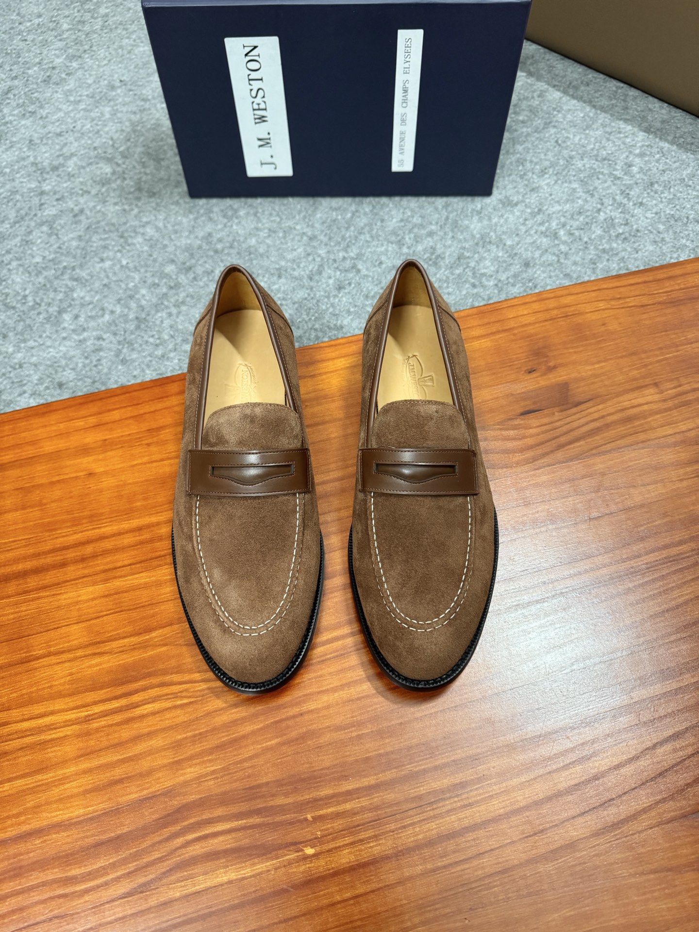 NO:352360,J.M.WESTON classic business leather shoes, men's business leather shoes, imported original reverse velvet cowhide, genuine leather soles, cowhide inner, cowhide inner makes the shoes fashionable and comfortable to wear on the feet. Size 39-44 (38, 45, 46 customized) batch, cowhide, Leather soles19860909J.M.WESTON经典商务皮鞋,男士商务皮鞋,进口原版反绒牛皮,真皮大底,牛皮内里,牛皮内里让鞋子穿在脚上时尚又舒适.码数39-44（38、45、46定做）批,,cowhide,Leather soles,Men's shoes