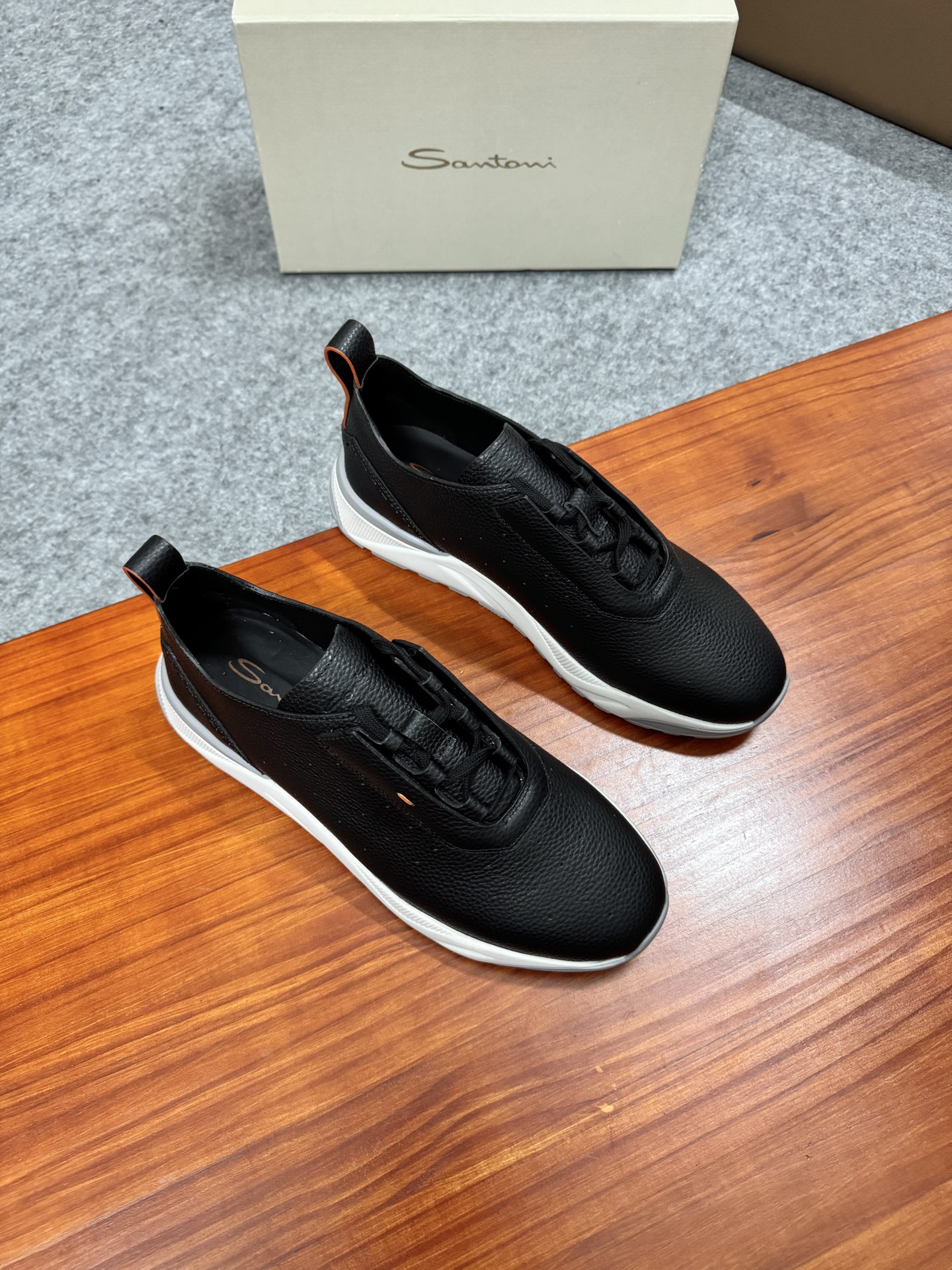 Santoni Men's Handmade Leather Sneakers - Italian Craftsmanship and Comfort 2 i1758885061913 9389 0 1
