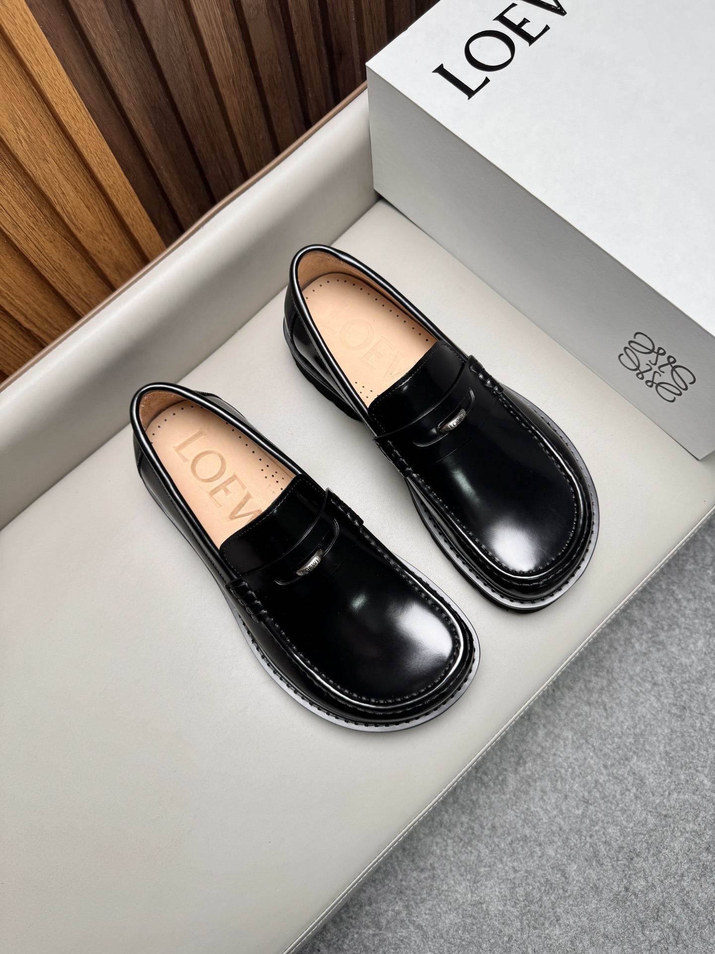 NO:887275,Loewe business leather shoes, imported cowhide fabric, water-dyed cowhide lining, original ultra-light outsole, size 39-44, (38,45 can be ordered),,loewe,cowhide19860909Loewe 商务皮鞋,进口牛皮面料,水染牛皮内里,原版超轻大底, 码数39-44,（38,45可以定）,,loewe,cowhide,Men's shoes