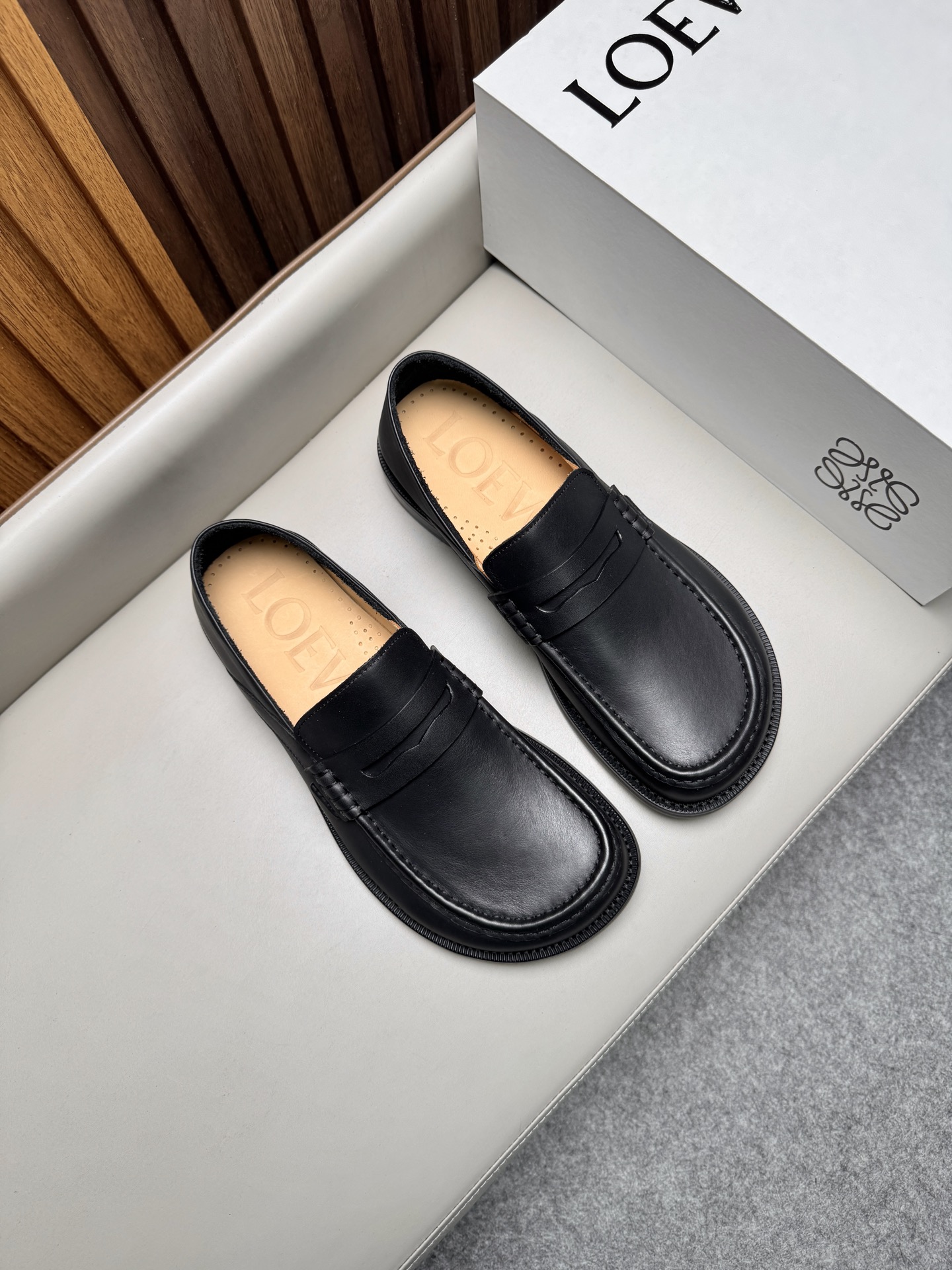 NO:887283,Loewe business leather shoes, imported cowhide fabric, water-dyed cowhide lining, original leather outsole, size 39-44, (38,45 can be customized),,loewe,cowhide,Leather soles19860909Loewe 商务皮鞋,进口牛皮面料,水染牛皮内里,原版真皮大底, 码数39-44,（38,45可以定）,,loewe,cowhide,Leather soles,Men's shoes