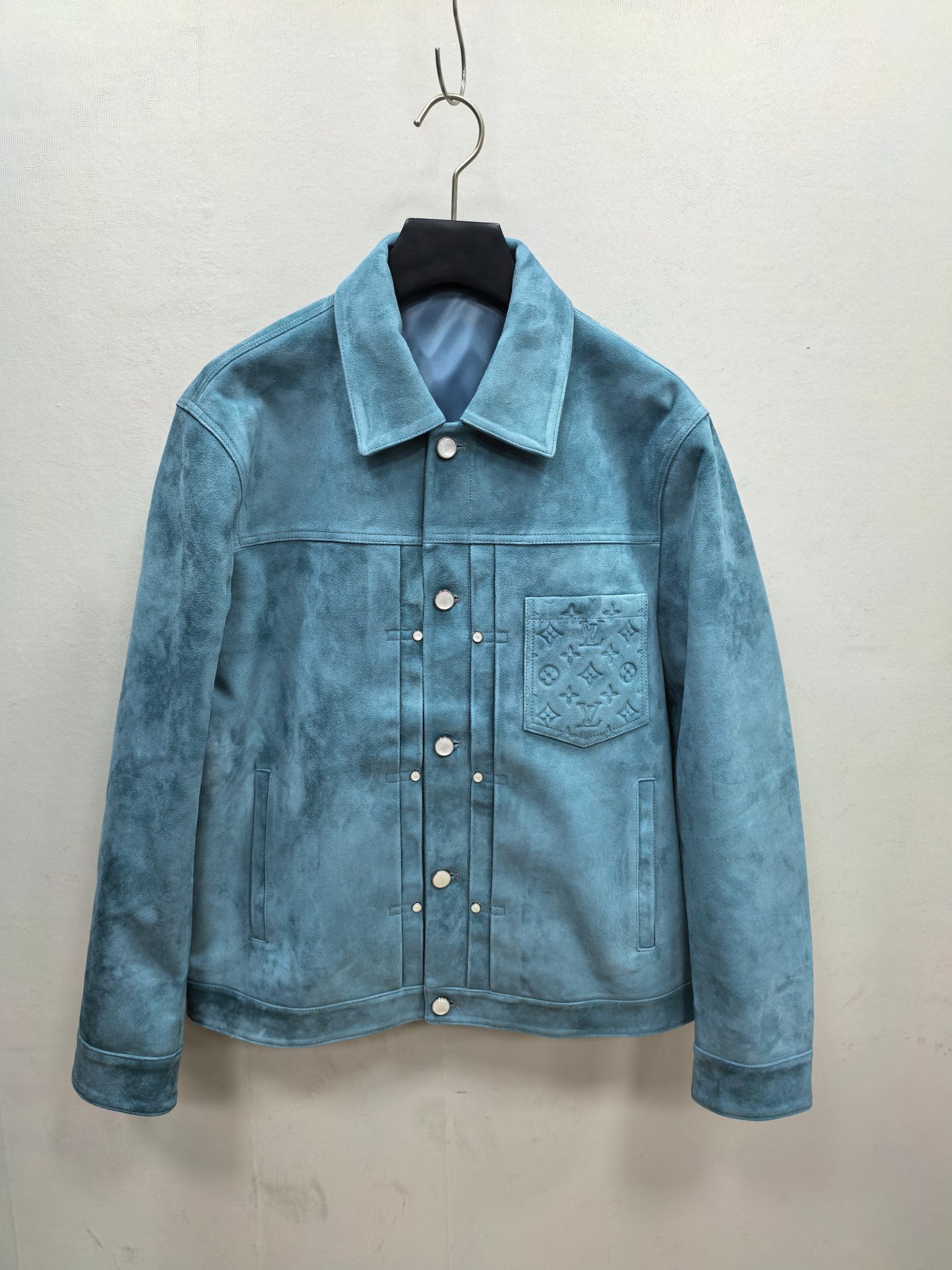 NO:891335,lv exclusive customized grade suede jacket, chest pocket printing is completely matched, imported original leather + customized hardware label size: 48 50 52 54 56 58, Louis Vuitton-clothing, louis vuitton, louis vuitton, jackets & coats, chamois leather,19860909lv 独家定制级麂皮夹克 胸口口袋印花完全对版 进口原皮＋定制五金标牌 size:48 50 52 54 56 58,路易威登-服装,louis vuitton,louis vuitton,jackets & coats,chamois leather,,Women's clothing