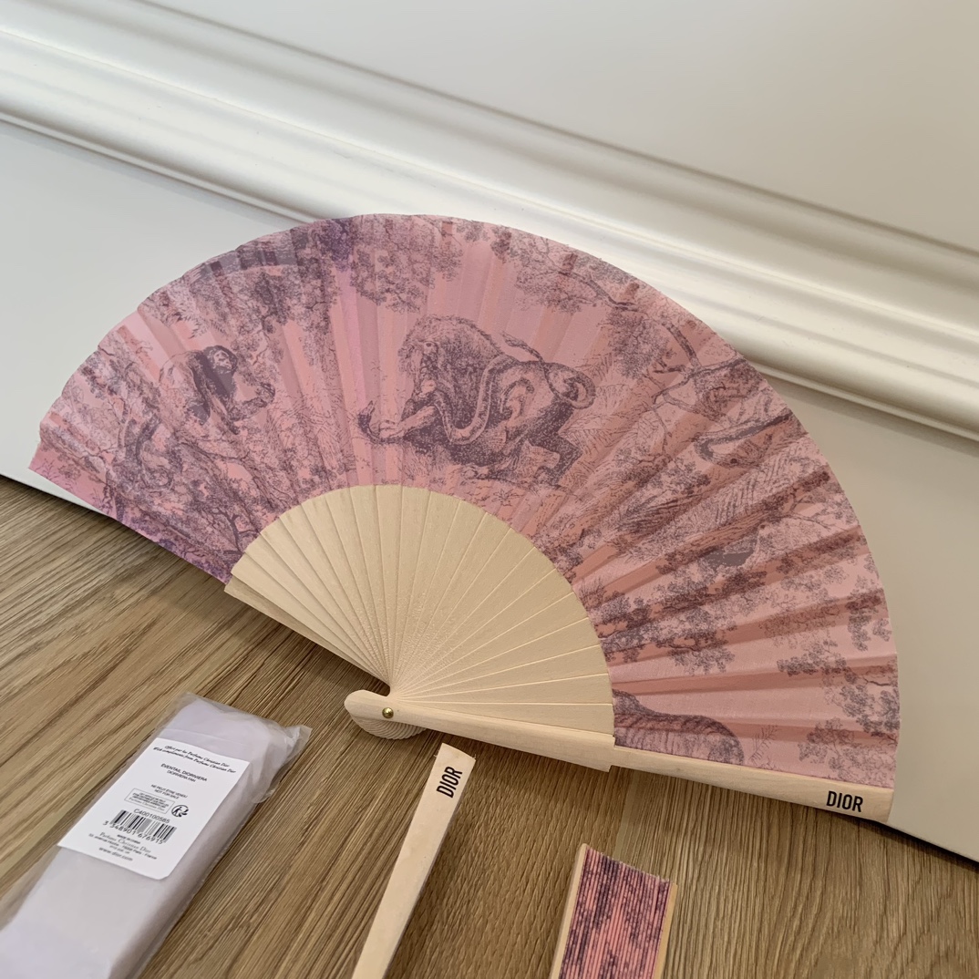 Dior送扇子可不仅仅是防暑降温 7