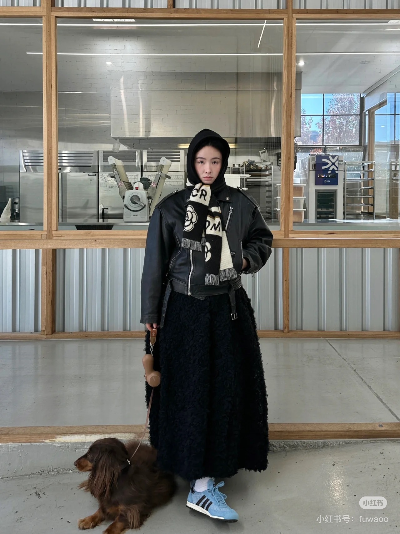 Jennie街拍中搭配了的围巾,经典的山茶花设计让all black摆脱沉闷,俏皮起来 3