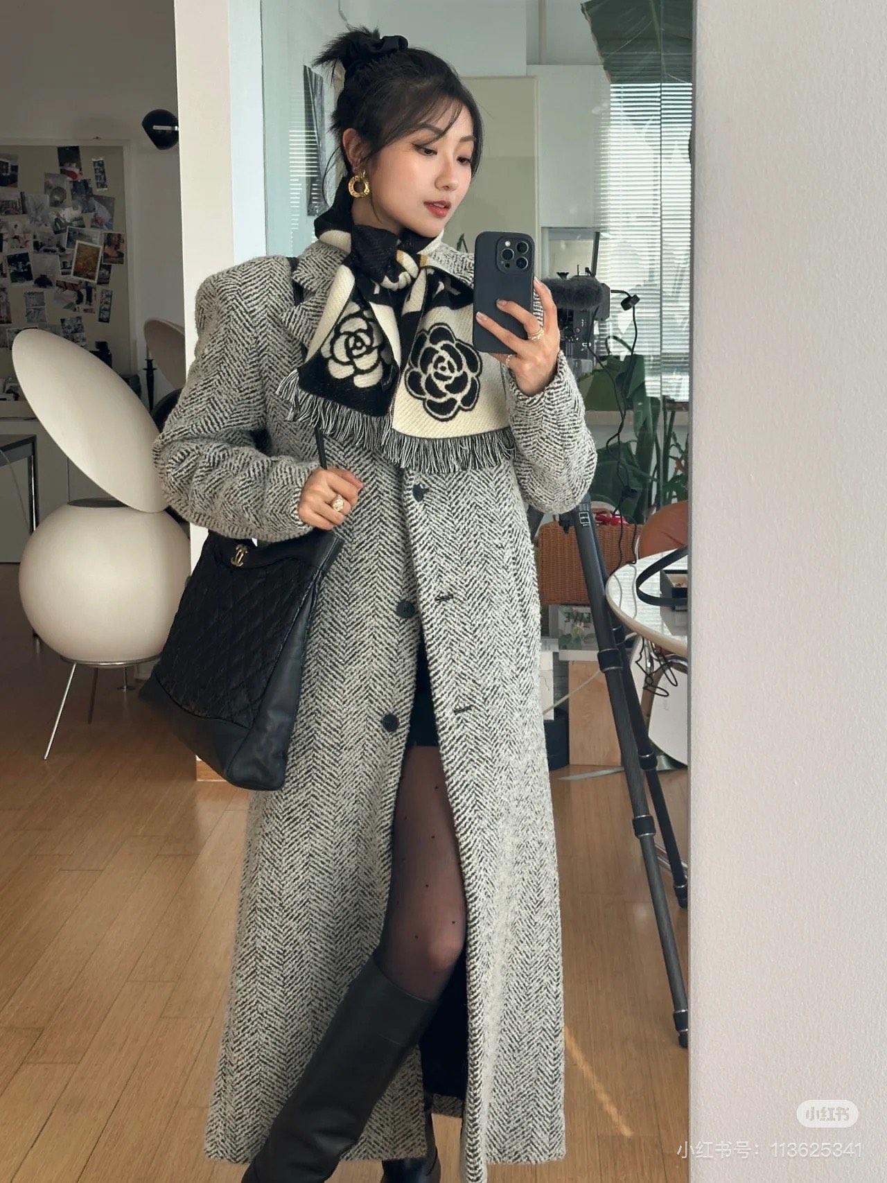 Jennie街拍中搭配了的围巾,经典的山茶花设计让all black摆脱沉闷,俏皮起来 4
