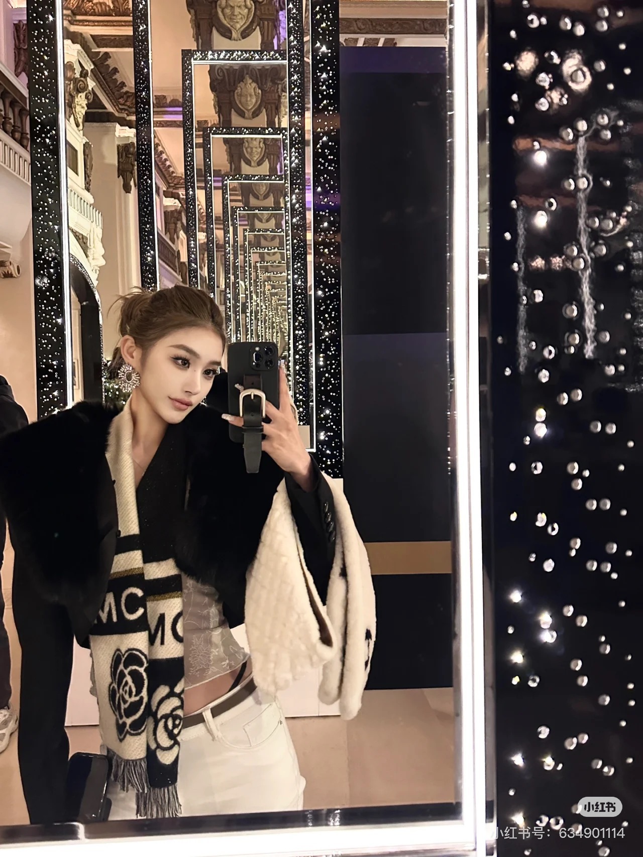 Jennie街拍中搭配了的围巾,经典的山茶花设计让all black摆脱沉闷,俏皮起来 5
