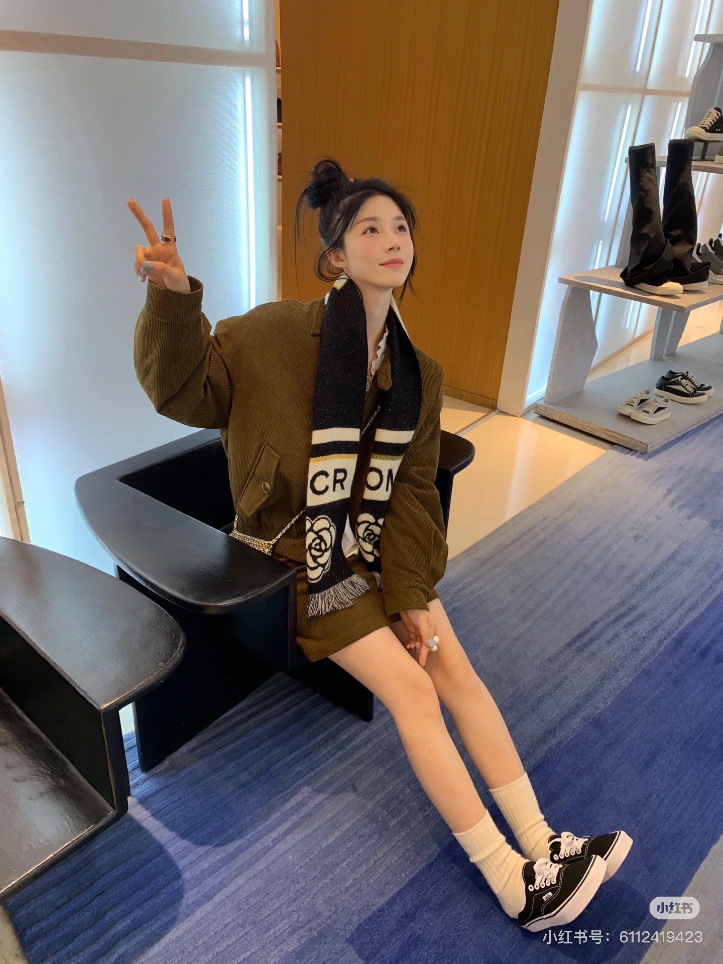 Jennie街拍中搭配了的围巾,经典的山茶花设计让all black摆脱沉闷,俏皮起来 6