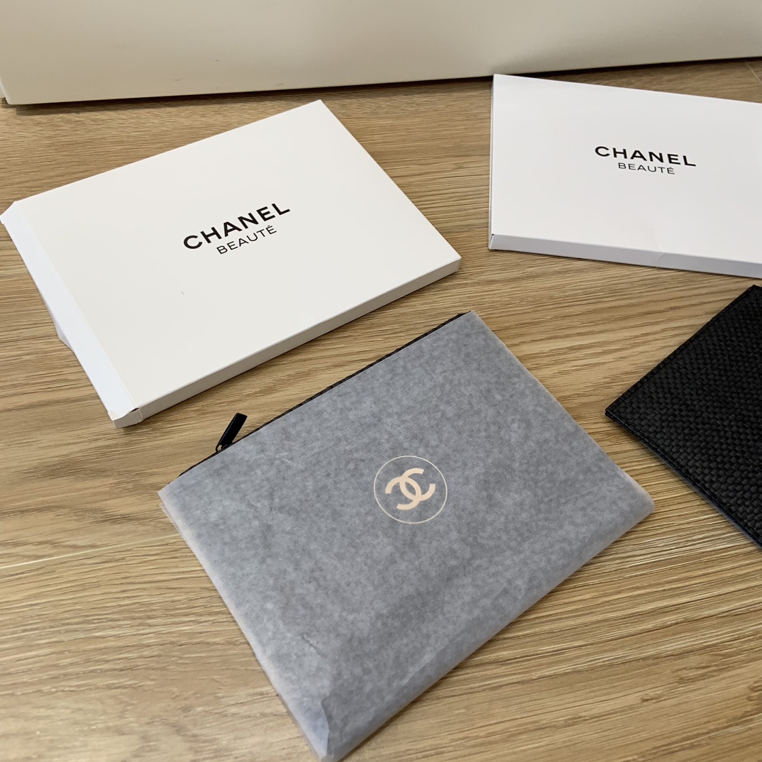 Chanel海外柜台香水赠礼草编拉链手拿包 3