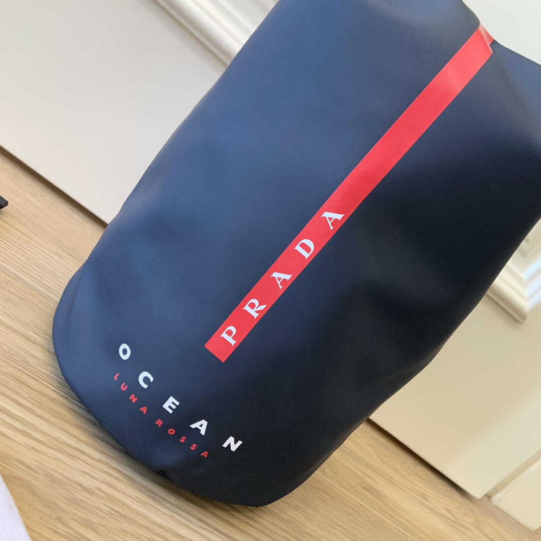 Prada Parfums Luna Rossa Sailing Duffle Bag - Comprehensive 8