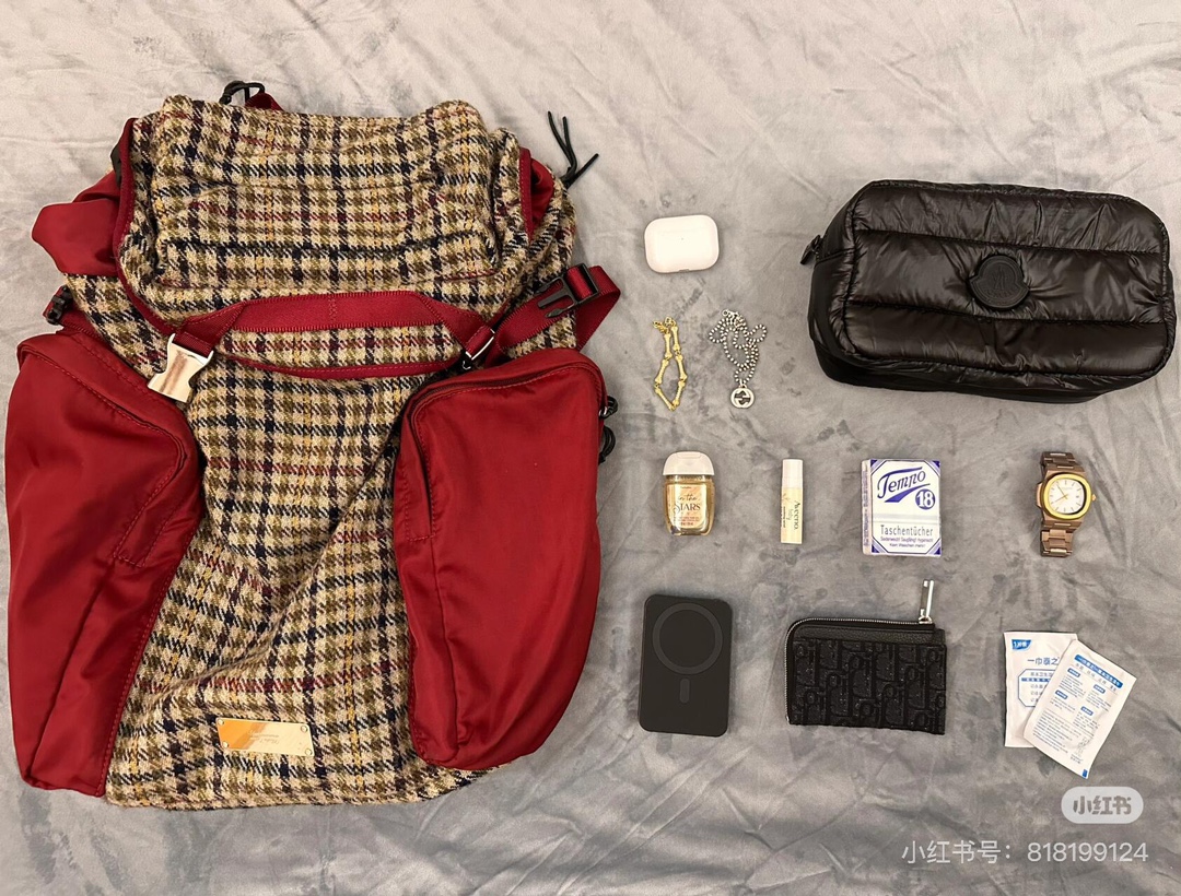 Down-filled clutch bag with a soft-touch finish - Comprehensive 5