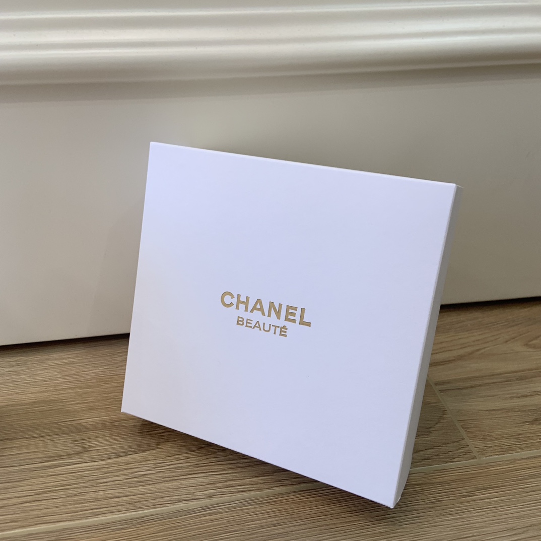 Chanel24圣诞限定礼❄毛绒圆饼化妆包 5
