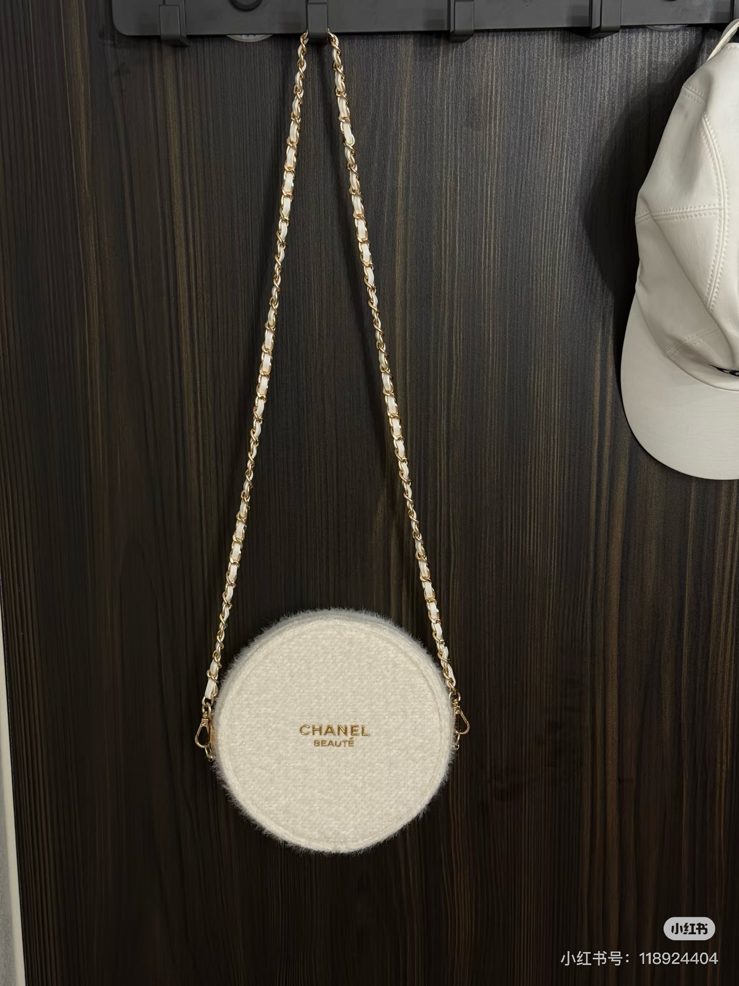 Circular silhouette accommodates daily essentials - Comprehensive 7