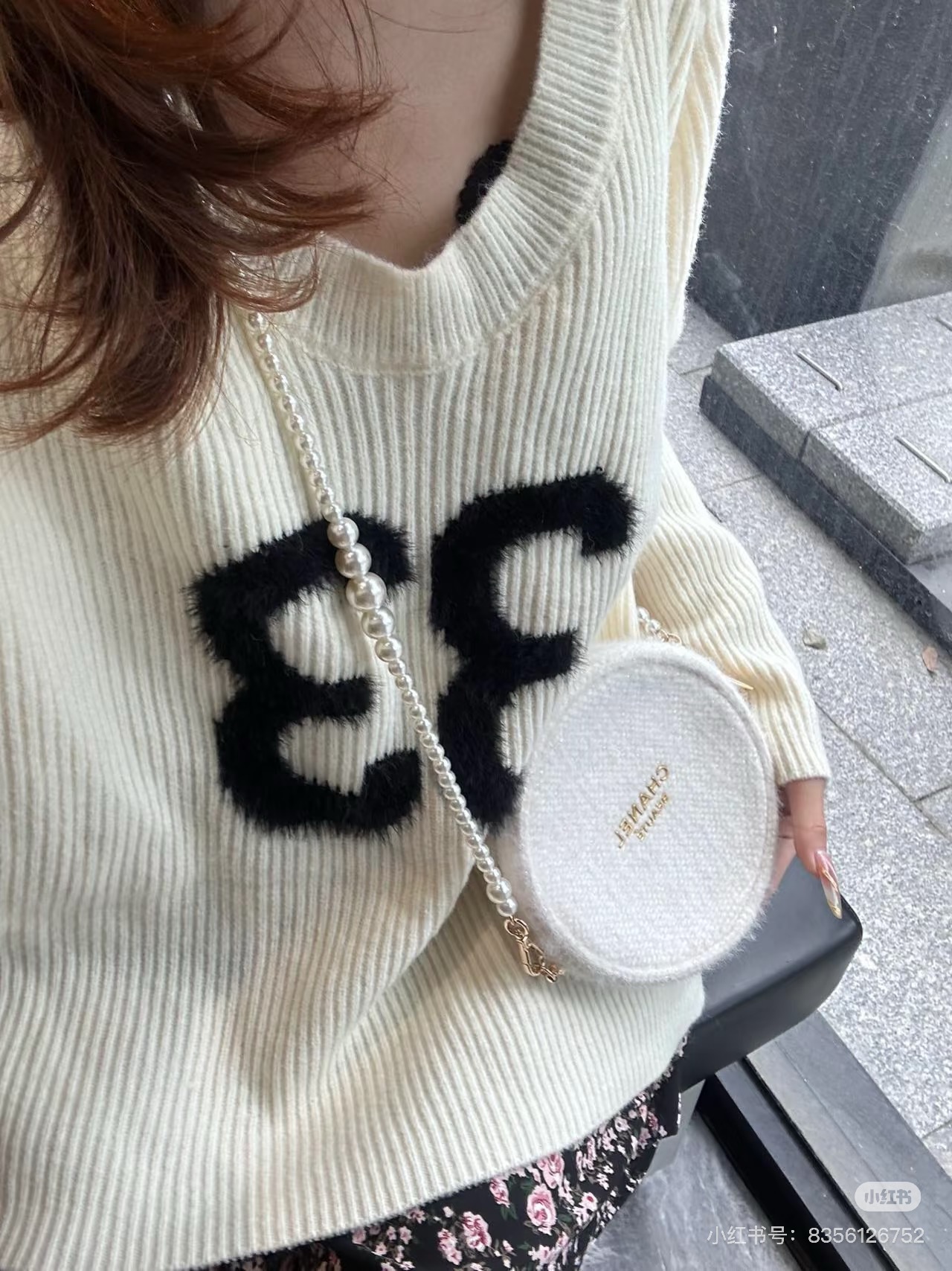 Circular silhouette accommodates daily essentials - Comprehensive 2