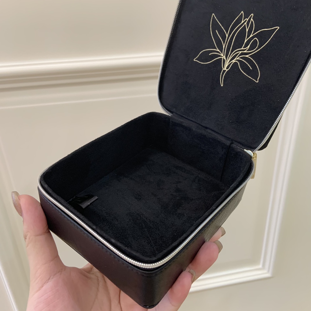 Chanel Limited-Edition Leather Jewelry & Vanity Case - Comprehensive 5