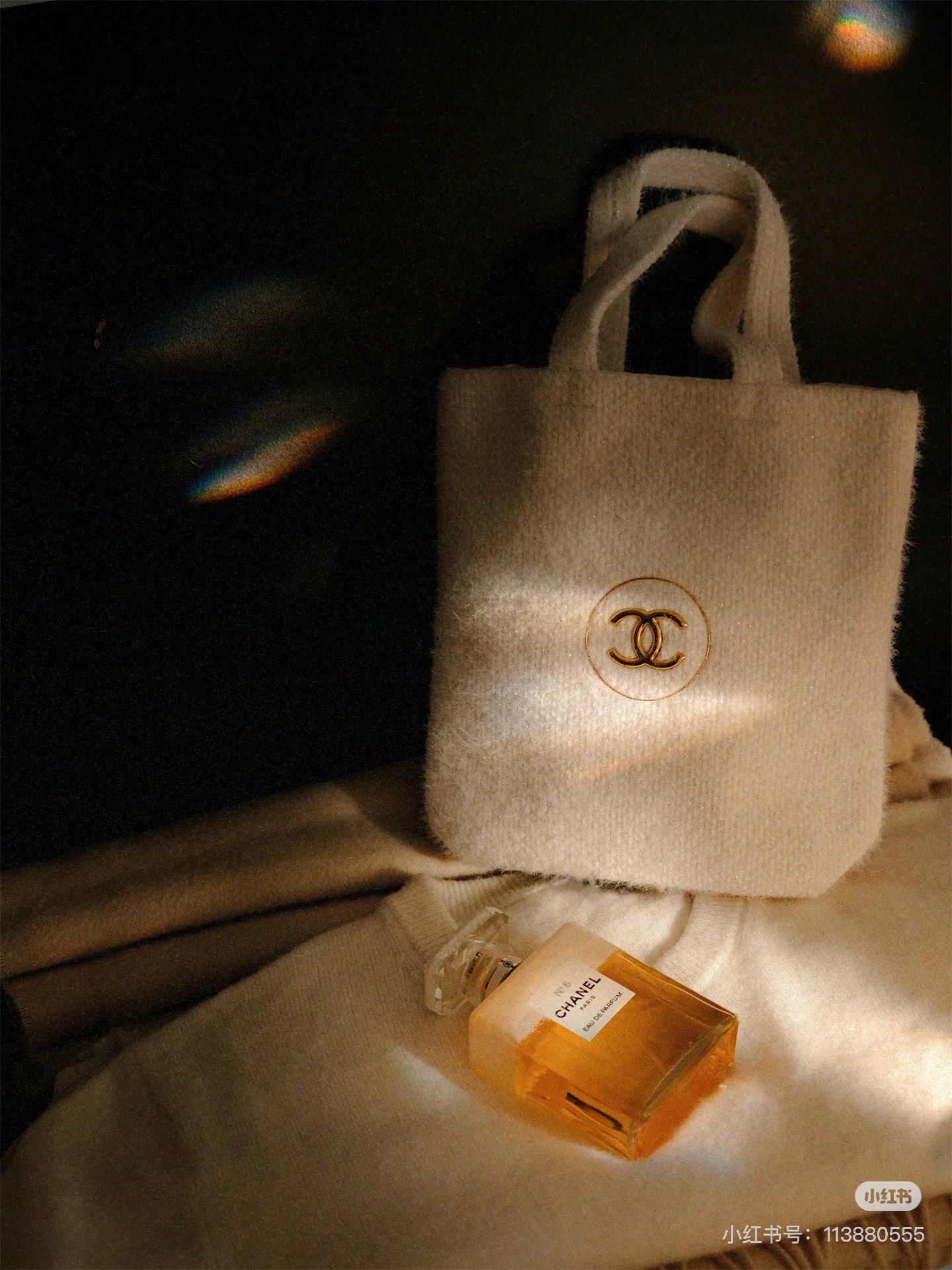 Featuring a plush, lightweight texture, this bag offers effortless - Comprehensive 5