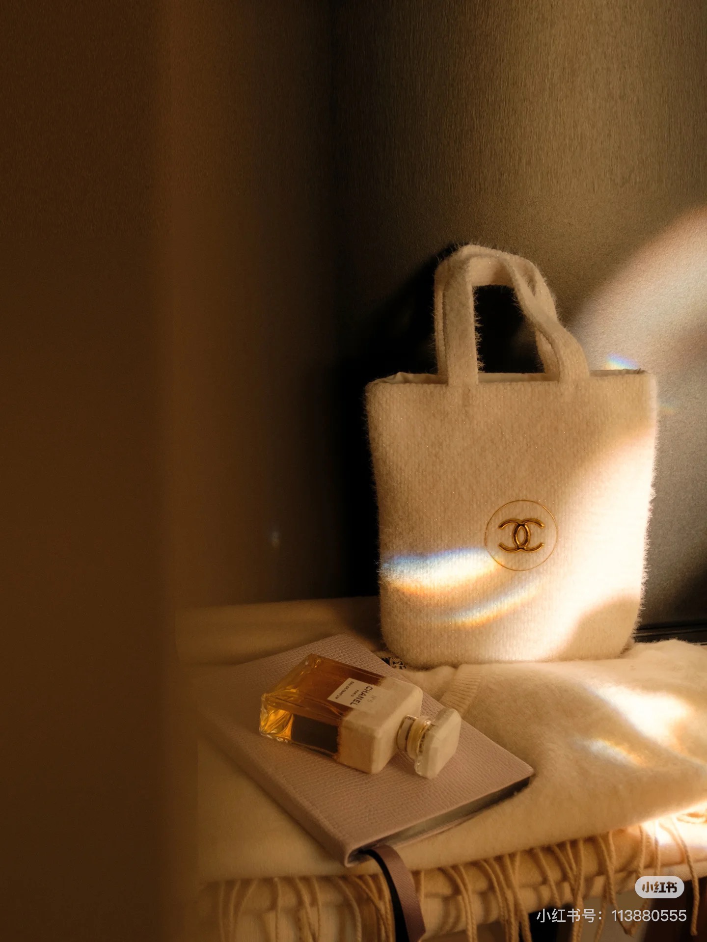 Featuring a plush, lightweight texture, this bag offers effortless - Comprehensive 6