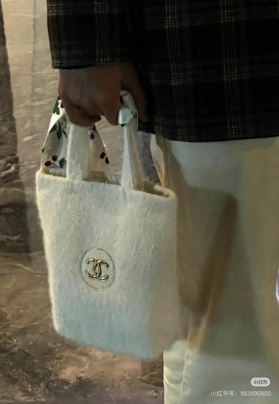 Featuring a plush, lightweight texture, this bag offers effortless - Comprehensive 3