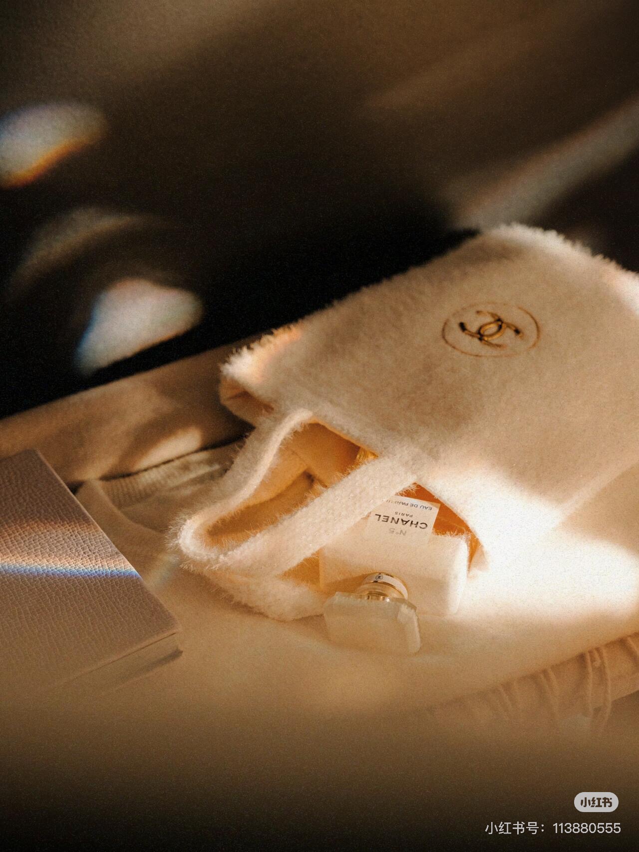 Featuring a plush, lightweight texture, this bag offers effortless - Comprehensive 4
