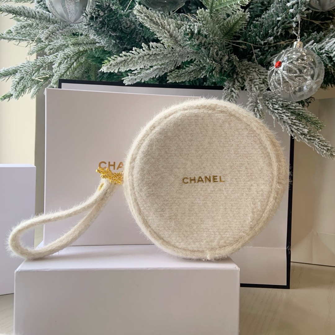 CHANEL限量圣诞白色毛绒圆饼零钱包 5