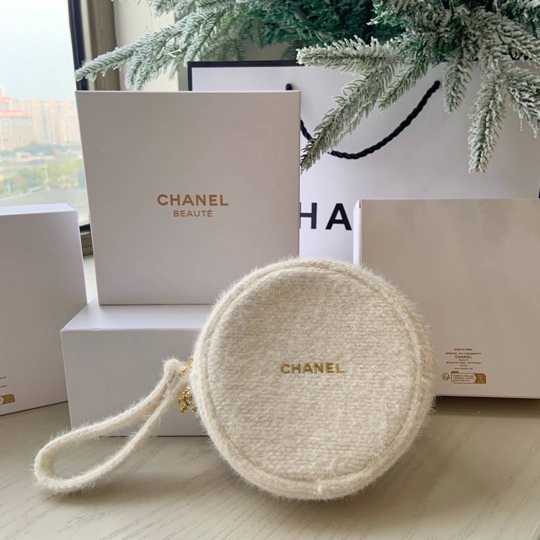 CHANEL限量圣诞白色毛绒圆饼零钱包 4