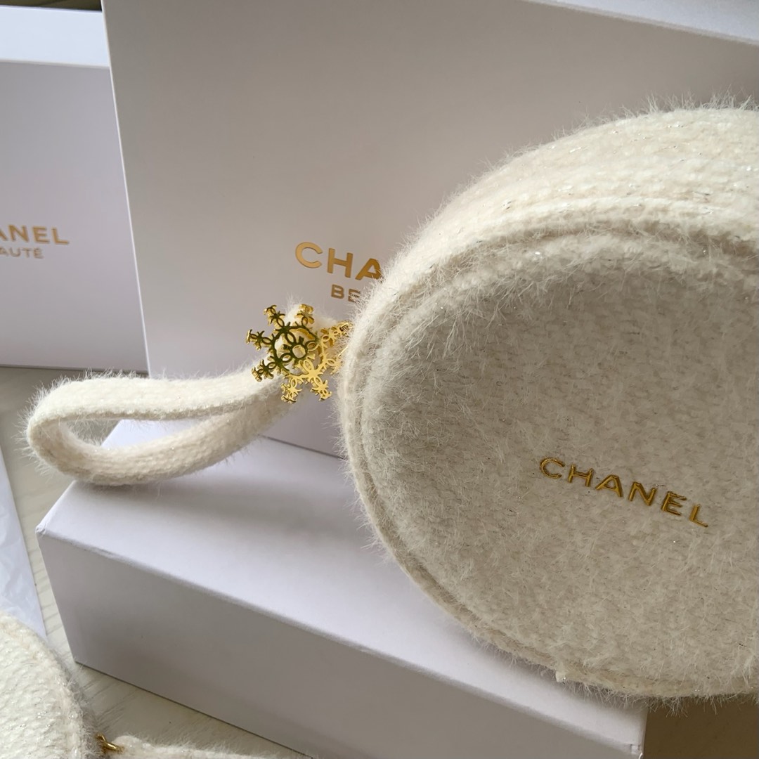 CHANEL限量圣诞白色毛绒圆饼零钱包 6
