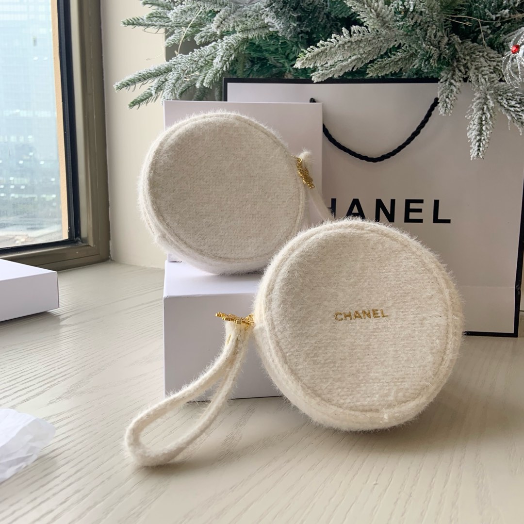 CHANEL限量圣诞白色毛绒圆饼零钱包 3