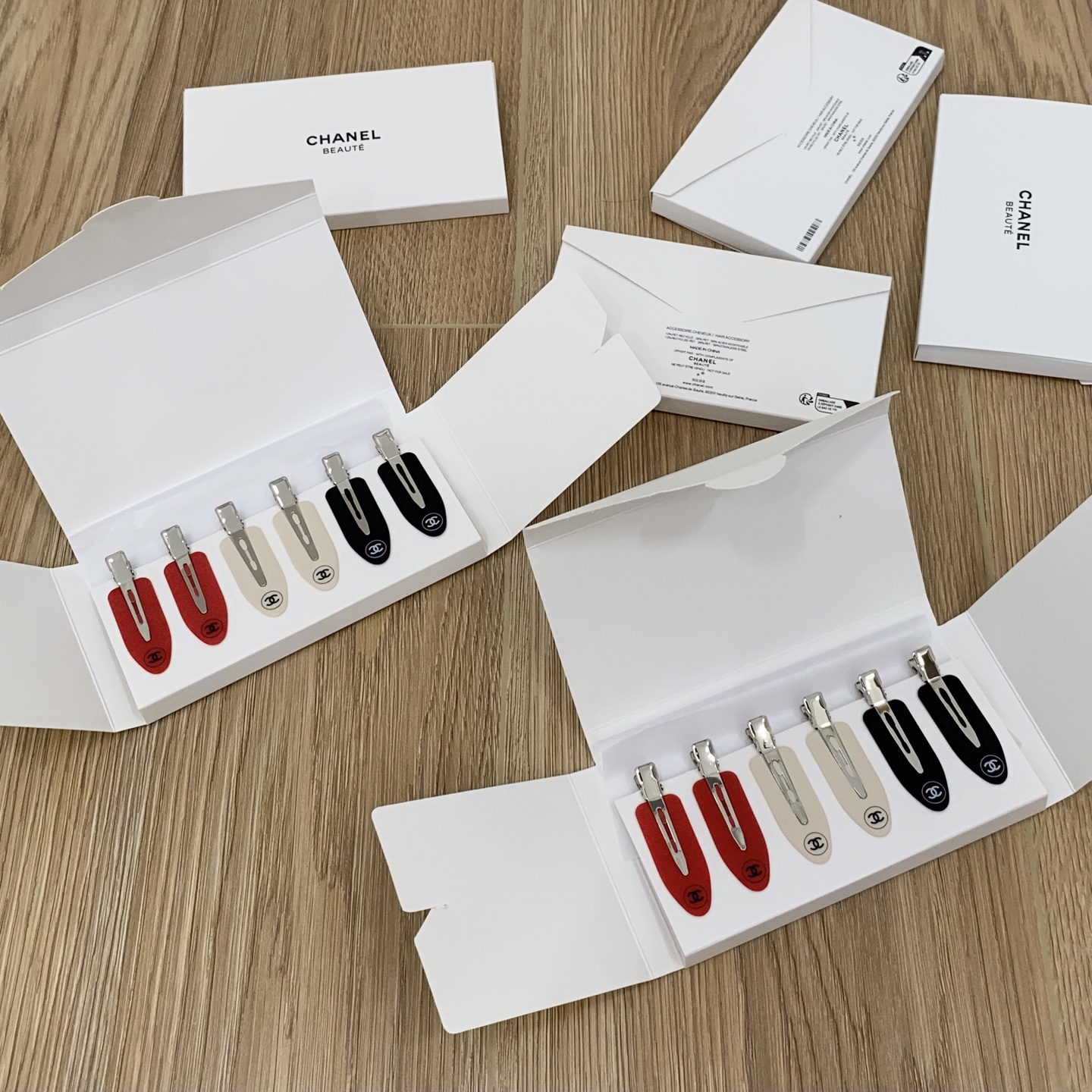 NO:809959,CHANEL limited edition birthday gift duckbill clip set of 6 pieces, get cute hair clips!  There are three colors: black, white and red. Each color is high-end, practical and exquisite style, but basically all girls can control it and get ready to plant grass!  , trendy department store, chanel, hairpins19860909CHANEL限量生日礼鸭嘴夹6件套 可爱发夹get！黑白红三种颜色,每一种颜色都显高级 实用又精致的款式,而是基本所有女孩儿都能驾驭,准备种草！,潮品百货,chanel,hairpins,accessory