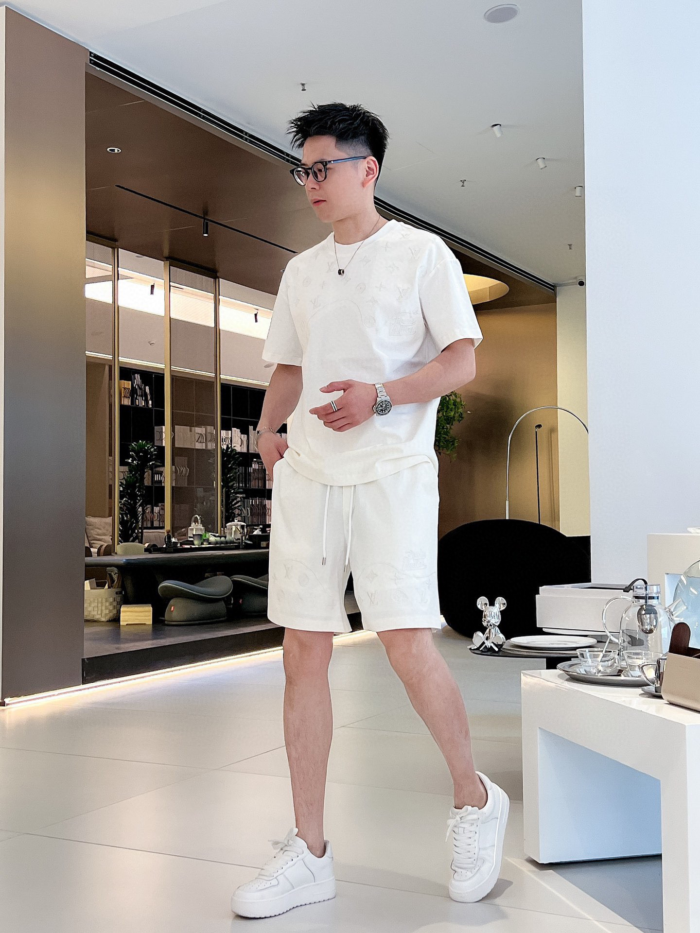 NO:153983,Brand [LV Louis Vuitton] 2025 round neck short sleeve shorts suit. Pure cotton fabric is not stuffy on the upper body, smooth and comfortable skin-friendly effect is more breathable, the fabric has a texture feel, classic logo craftsmanship, unique angle new interpretation, fashionable and versatile first choice!  Number of codes: M-3XL (maximum wear 190 catties), louis vuitton,louis vuitton, shorts,T-shirt,alexander wang19860909品牌【LV路易威登】 2025圆领短袖短裤套装 纯棉面料上身不会闷热,爽滑舒适的亲肤效果更加透气,面料自带肌理感 经典徽标工艺 独有的角度全新演绎 时尚百搭首选！码数:M-3XL(最大穿190斤),,louis vuitton,louis vuitton,shorts,T-shirt,alexander wang,Men's clothing