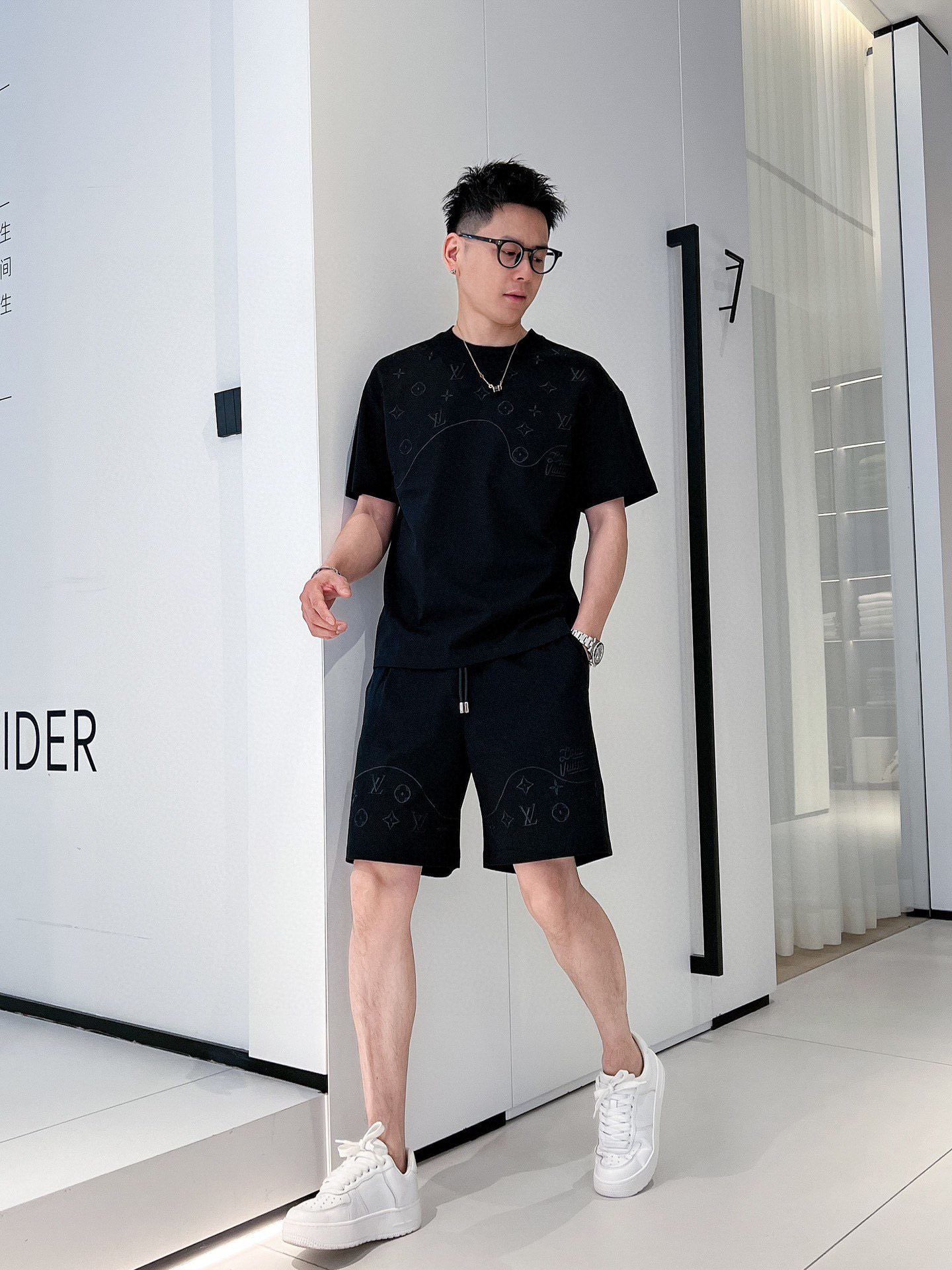 NO:153988,Brand [LV Louis Vuitton] 2025 round neck short sleeve shorts suit. Pure cotton fabric is not stuffy on the upper body, smooth and comfortable skin-friendly effect is more breathable, the fabric has a texture feel, classic logo craftsmanship, unique angle new interpretation, fashionable and versatile first choice!  Number of codes: M-3XL (maximum wear 190 catties), louis vuitton,louis vuitton, shorts,T-shirt,alexander wang19860909品牌【LV 路易威登】 2025圆领短袖短裤套装 纯棉面料上身不会闷热,爽滑舒适的亲肤效果更加透气,面料自带肌理感 经典徽标工艺 独有的角度全新演绎 时尚百搭首选！码数:M-3XL(最大穿190斤),,louis vuitton,louis vuitton,shorts,T-shirt,alexander wang,Men's clothing