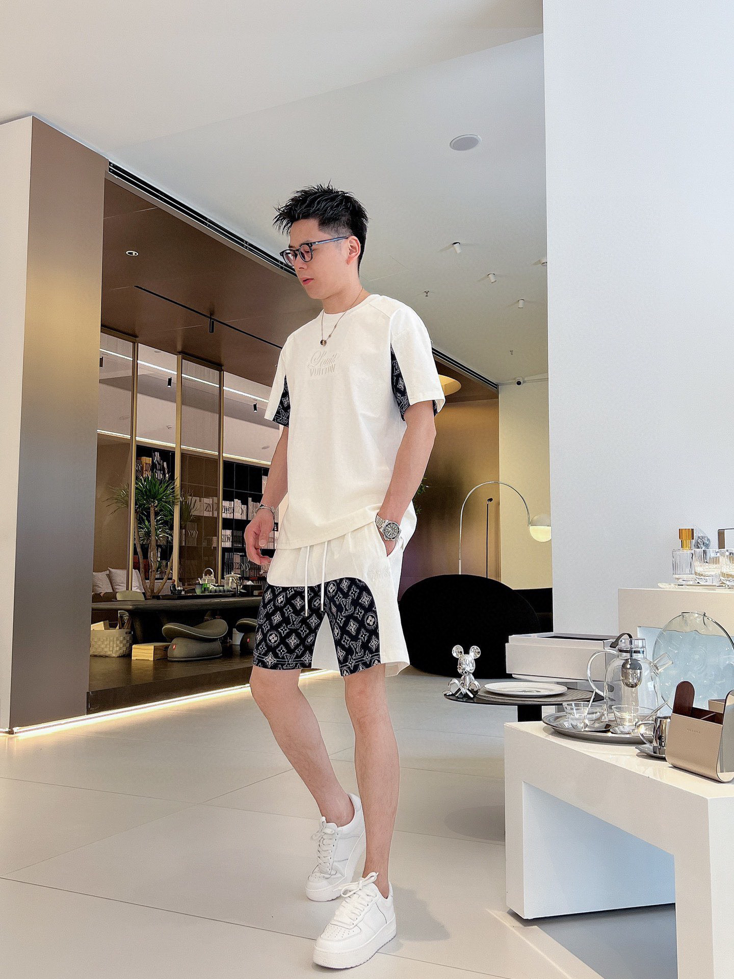 NO:153992,Brand [LV Louis Vuitton] 2025 round neck short sleeve shorts suit. Pure cotton fabric is not stuffy on the upper body, smooth and comfortable skin-friendly effect is more breathable, the fabric has a texture feel, classic logo craftsmanship, unique angle new interpretation, fashionable and versatile first choice!  Number of codes: M-3XL (maximum wear 190 catties), louis vuitton,louis vuitton, shorts,T-shirt,alexander wang19860909品牌【LV路易威登】 2025圆领短袖短裤套装 纯棉面料上身不会闷热,爽滑舒适的亲肤效果更加透气,面料自带肌理感 经典徽标工艺 独有的角度全新演绎 时尚百搭首选！码数:M-3XL(最大穿190斤),,louis vuitton,louis vuitton,shorts,T-shirt,alexander wang,Men's clothing