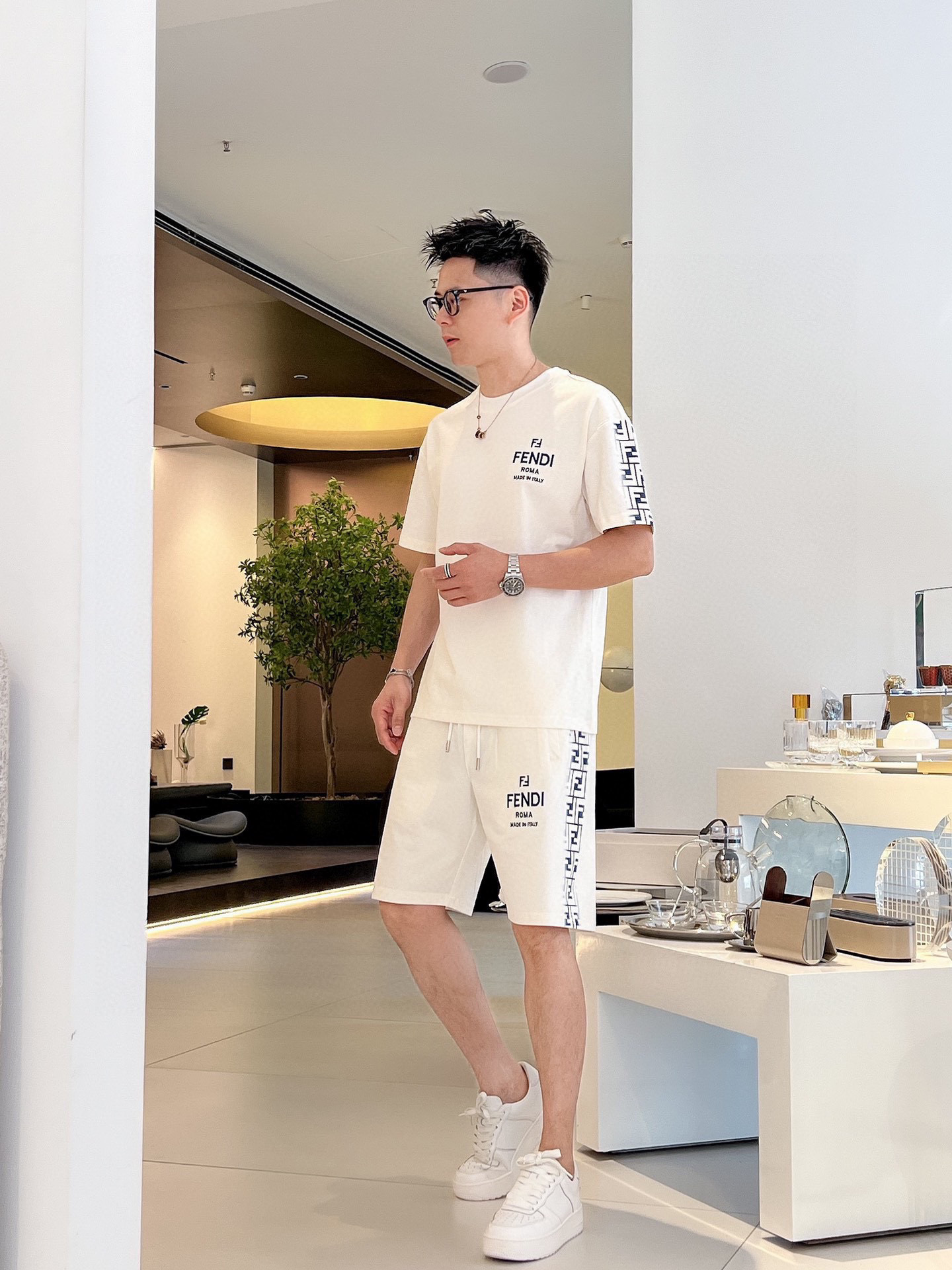 NO:153997,Brand [FENDI] 2025 round neck short sleeve shorts suit. Pure cotton fabric is not stuffy on the upper body, smooth and comfortable skin-friendly effect is more breathable, the fabric has a texture feel, classic logo craftsmanship, unique angle new interpretation, fashionable and versatile first choice!  Number of codes: M-3XL (maximum wear 190 catties), fendi, fendi, shorts, T-shirt, alexander wang19860909品牌【FENDI芬迪】 2025圆领短袖短裤套装 纯棉面料上身不会闷热,爽滑舒适的亲肤效果更加透气,面料自带肌理感 经典徽标工艺 独有的角度全新演绎 时尚百搭首选！码数:M-3XL(最大穿190斤),,fendi,fendi,shorts,T-shirt,alexander wang,Men's clothing